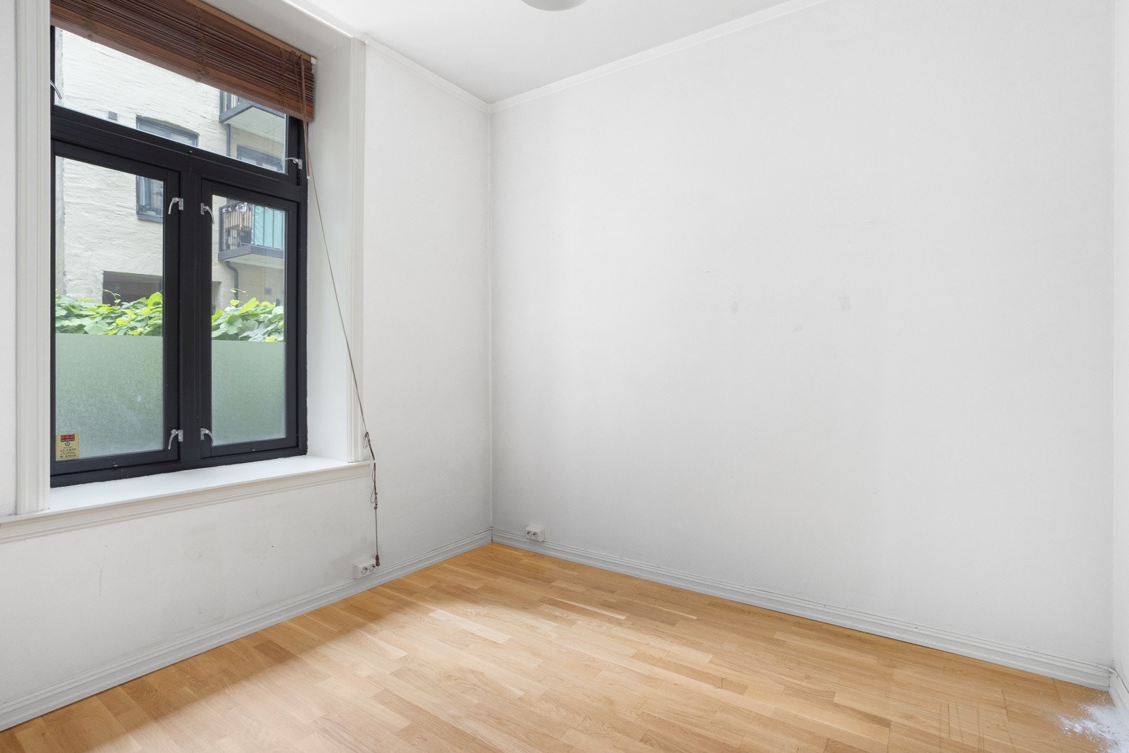 Soverom med plass til dobbeltseng, nattbord og klesoppbevaring. Galleribilde