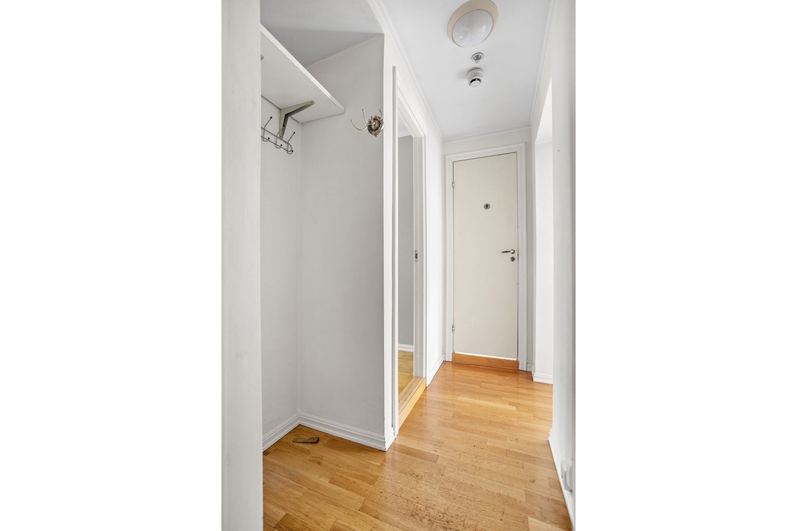 Lys entré med praktisk nisje for å henge fra seg ytterklær. Galleribilde