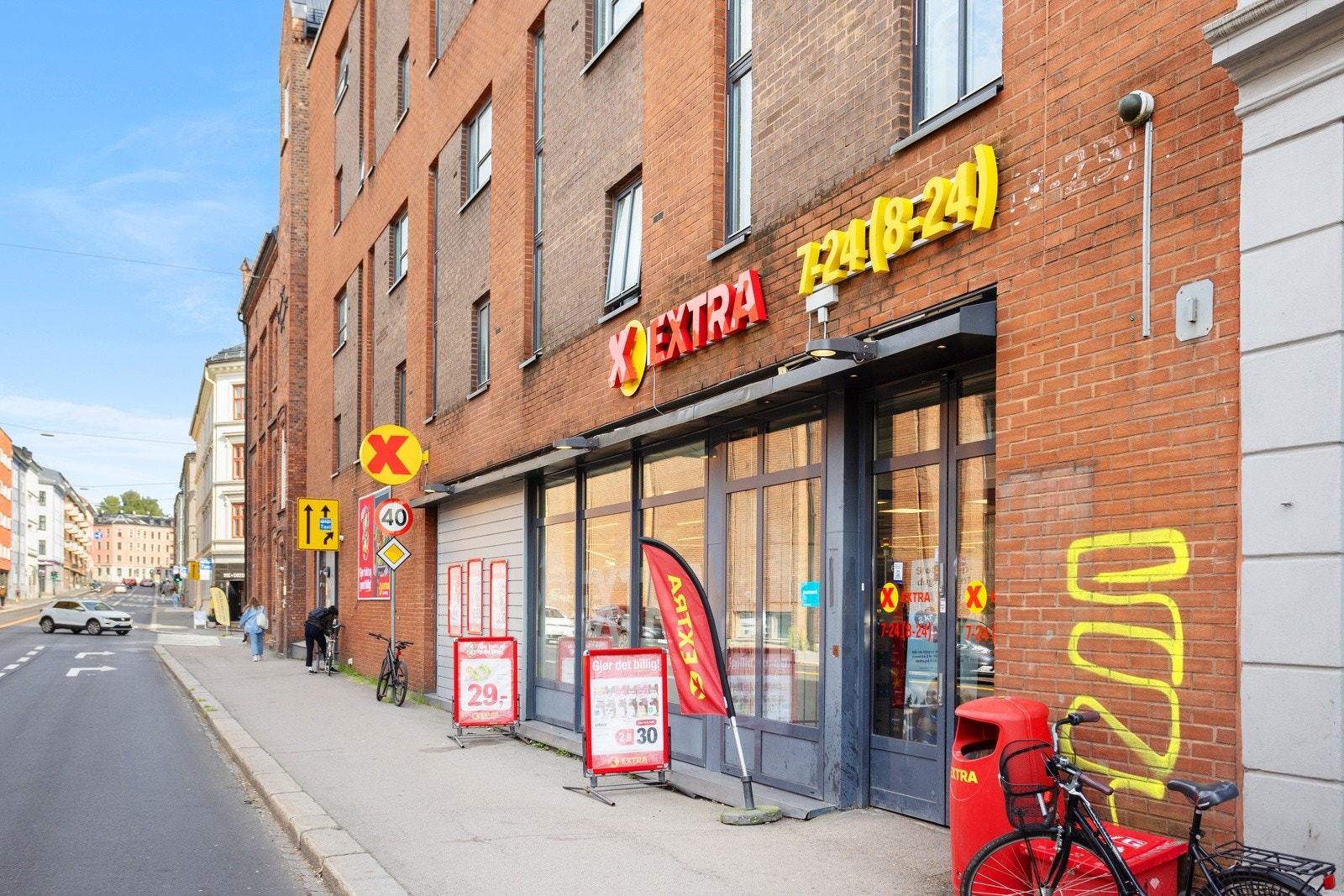 Dagligvarehandelen kan du ta hos Coop Extra som ligger rett rundt hjørnet for boligen. Galleribilde