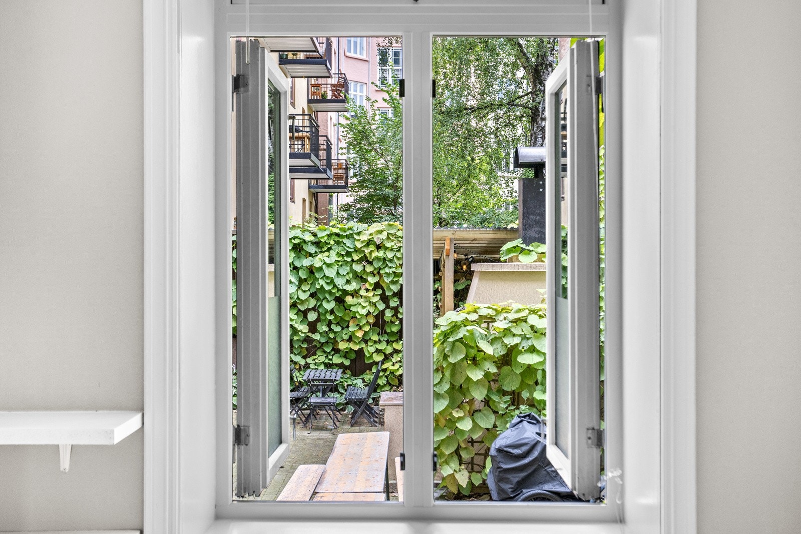 Kjøkkenvinduet vender mot bakgårdens rolige omgivelser. Galleribilde