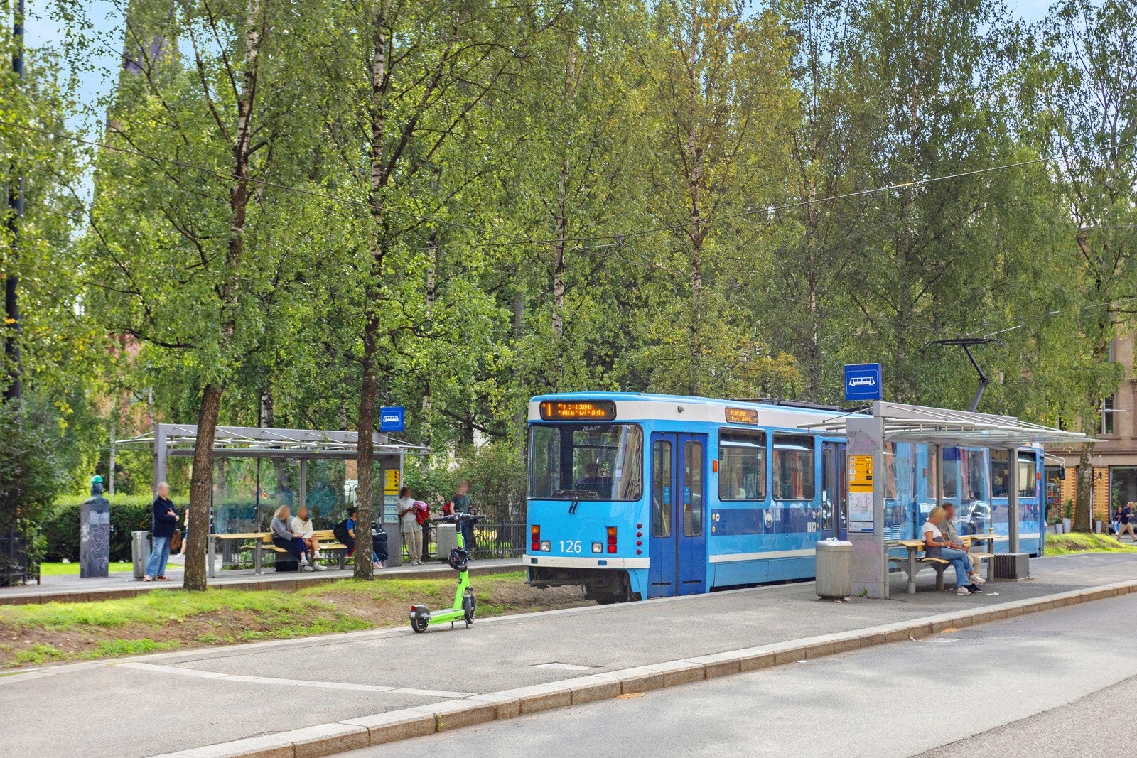 Det er god offentlig kommunikasjon i området med både buss og trikk. Galleribilde