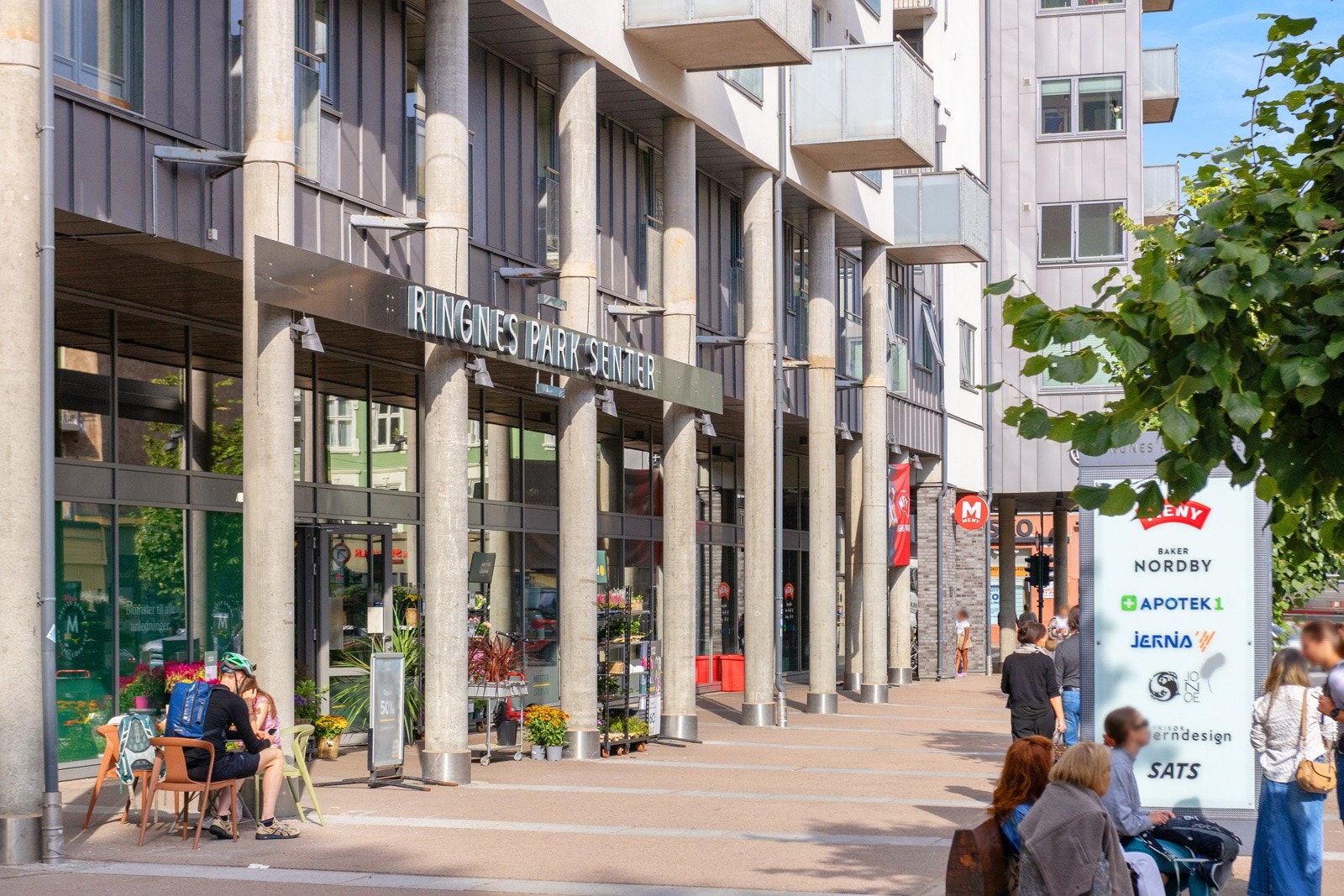 Få minutters gange til Rignes Park Senter med en rekke servicefasiliteter, blant annet Apotek 1, SATS, Mester Grønn og Baker Nordby. Galleribilde