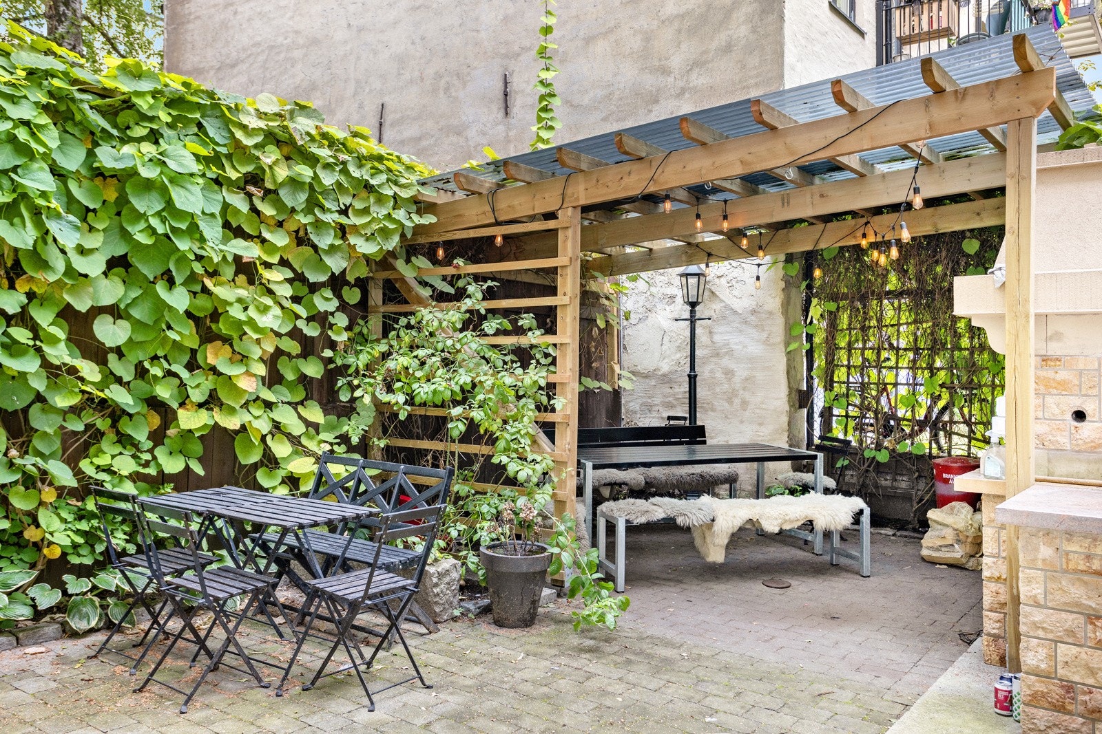 I 2023 oppgraderte borettslaget uteområdet med pergola og varmelamper. Galleribilde