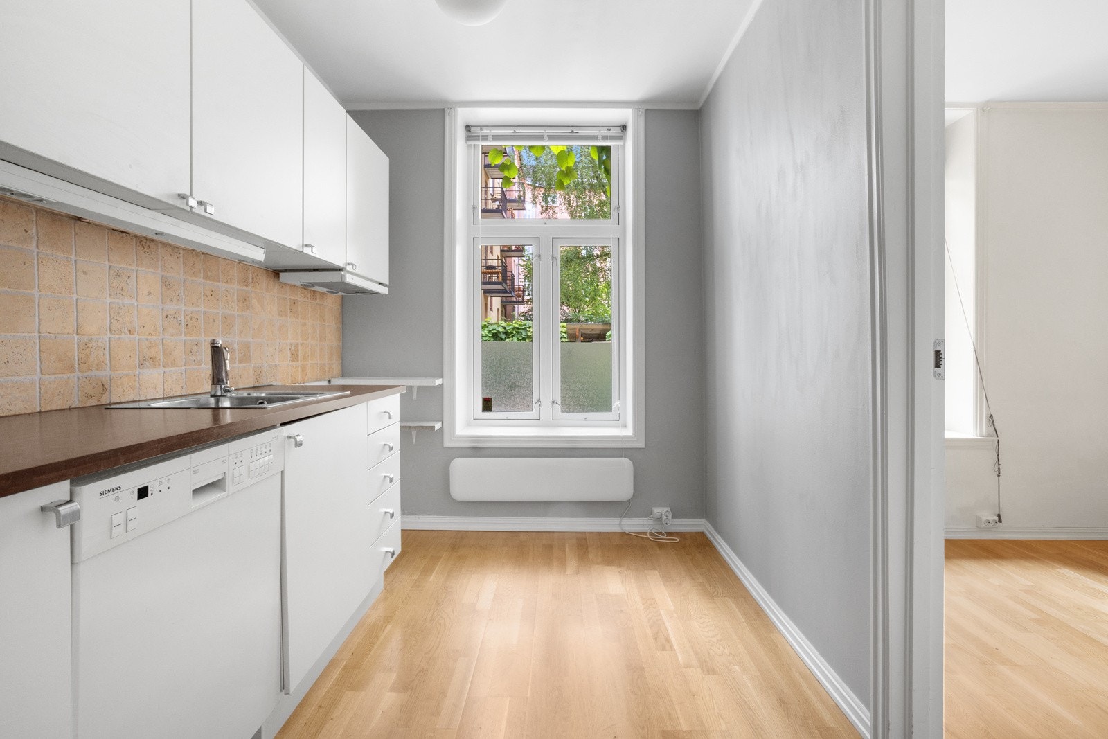 Naturlig sone for frokostbord ved vinduet. Galleribilde