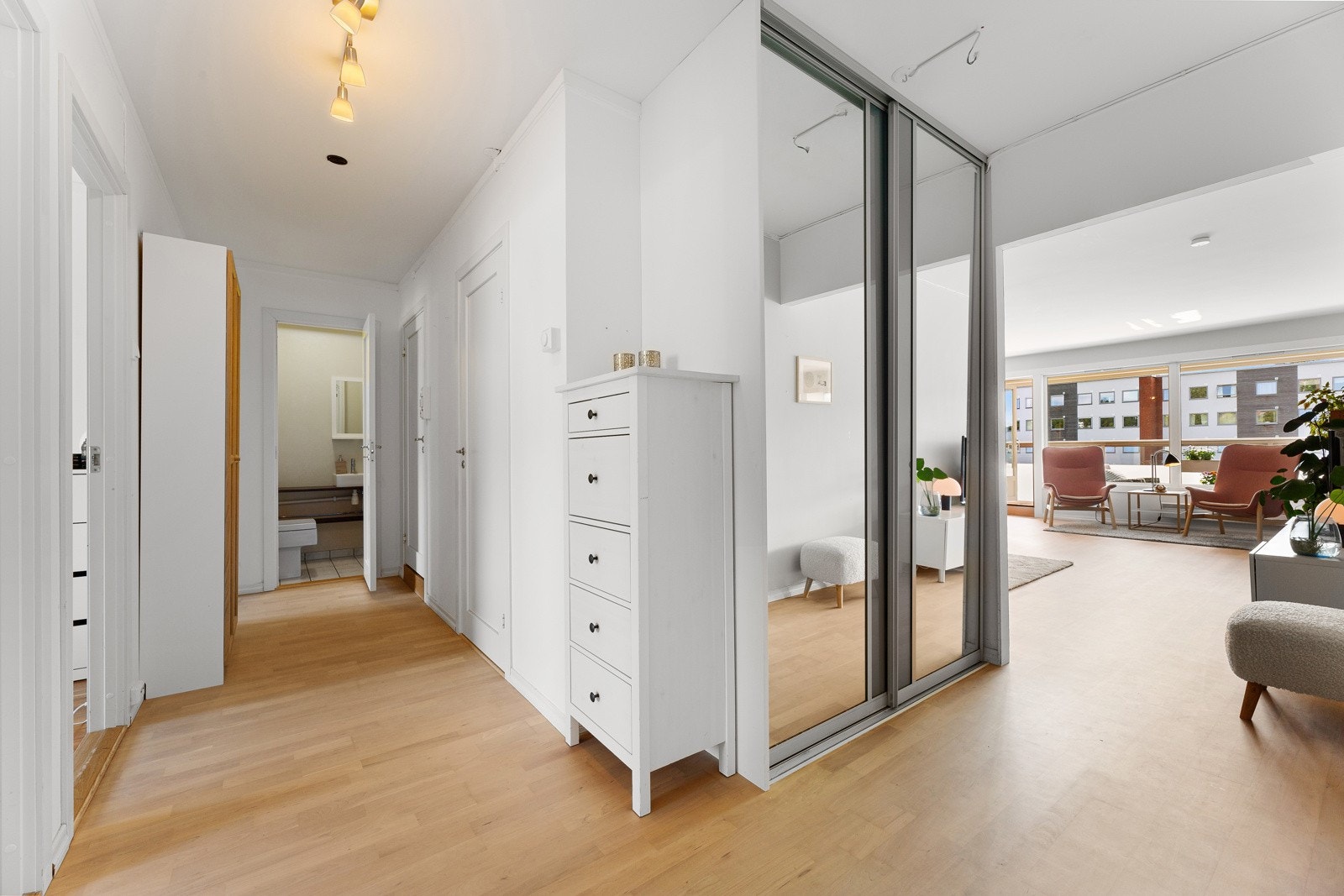 Entréen er romslig, og her har man god plass til å henge fra seg yttertøyet. Galleribilde