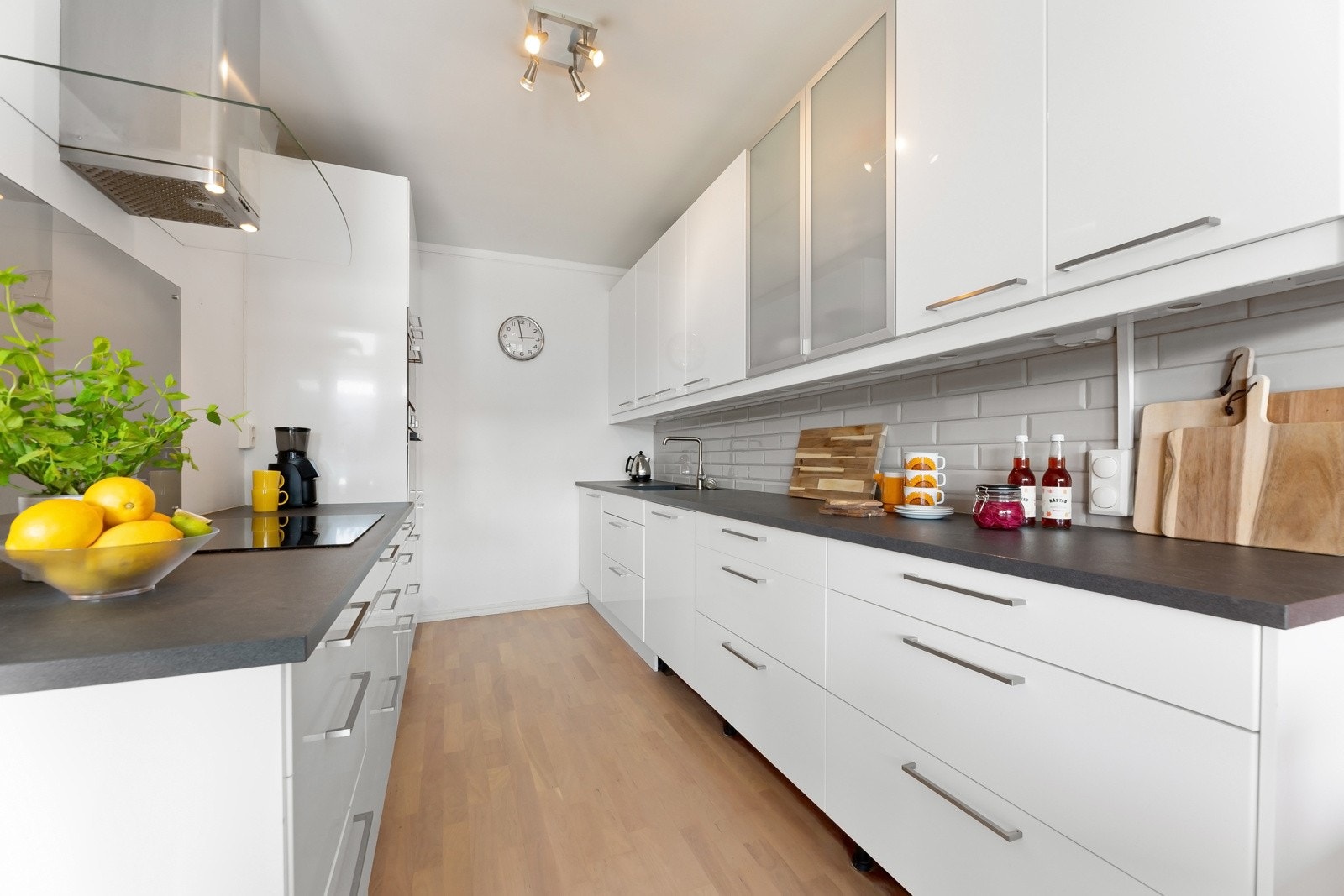 Kjøkkenet er utstyrt med kjøl/fryst, platetopp med induksjon og oppvaskmaskin og ny stekeovn fra 2024. Ventilator med kullfilter. Galleribilde