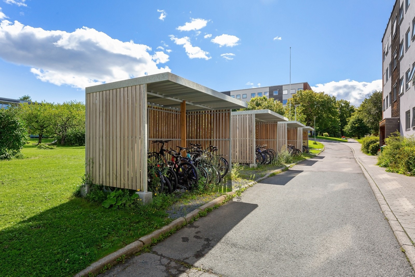 Sykkelparkering på borettslagets tomt. Galleribilde