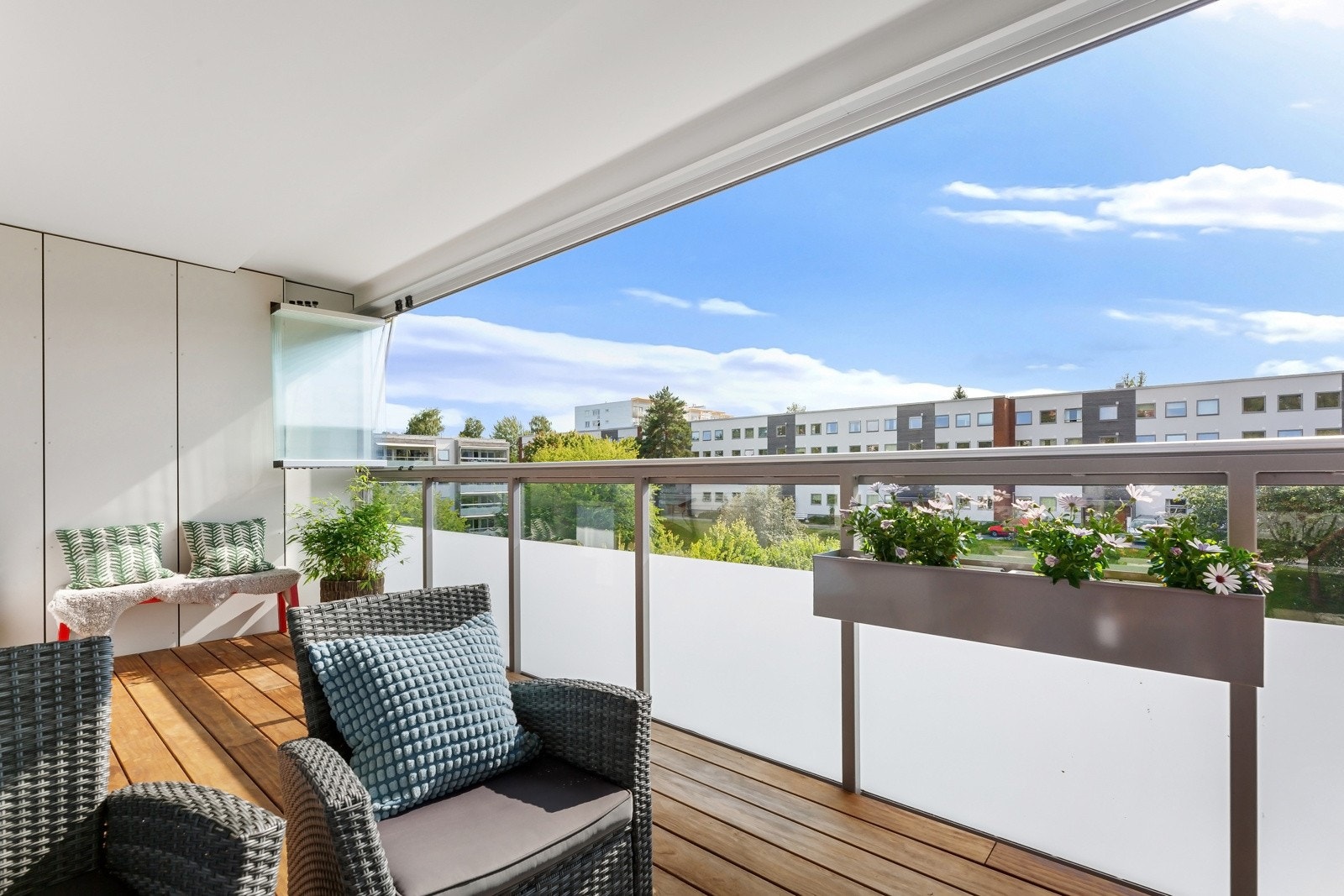 Verandaen blir en fin forlengelse av stuen på varme sommerdager og man har plass til både utemøbler og grill. Galleribilde