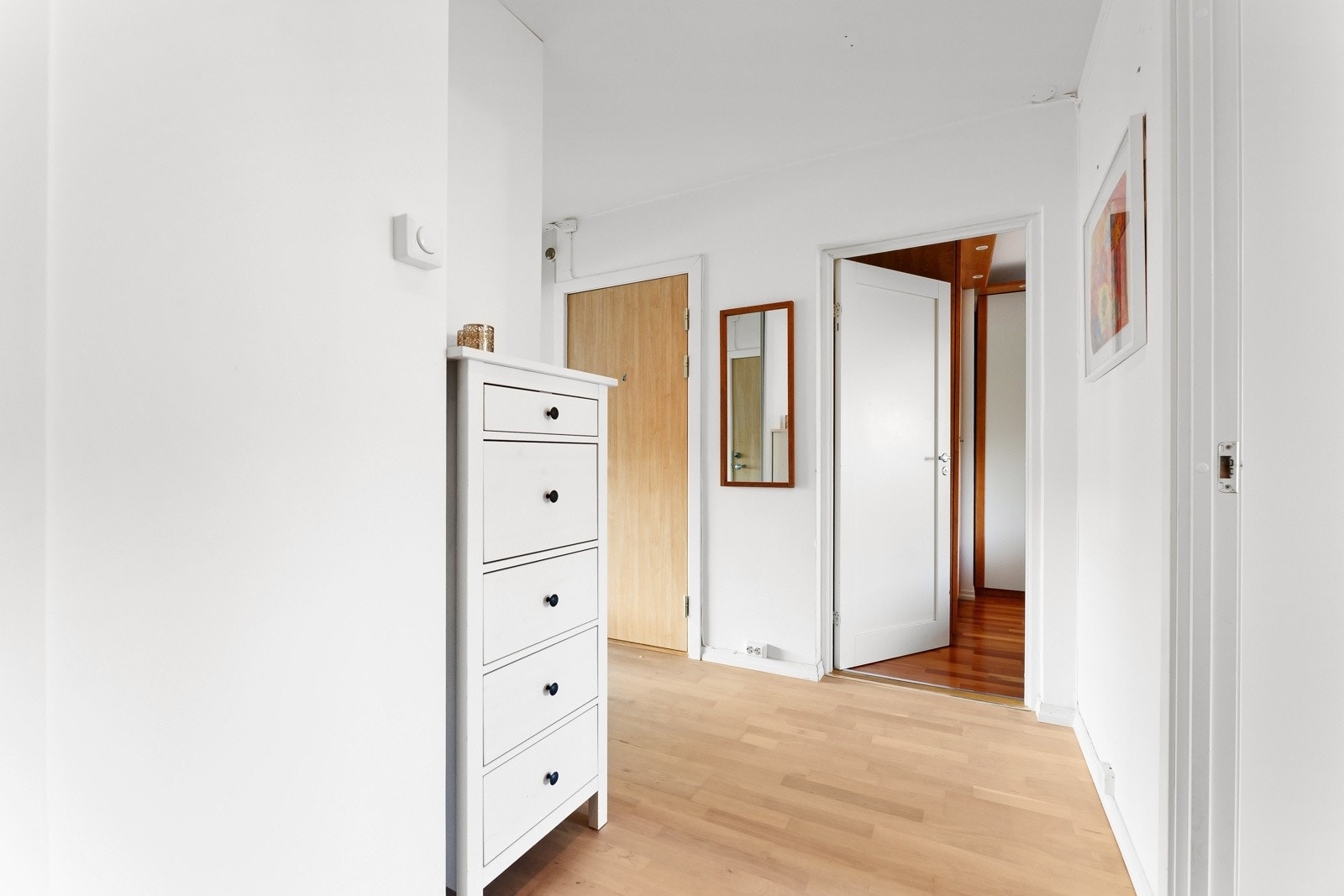 Parkettgulv er gjennomgående for stort sett alle rom i boligen. Galleribilde