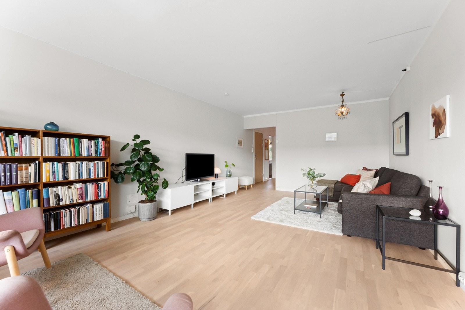 Stuen utforming gjør det enkelt å innrede etter eget ønske og det er god plass til sofagruppe og øvrig møblement. Galleribilde