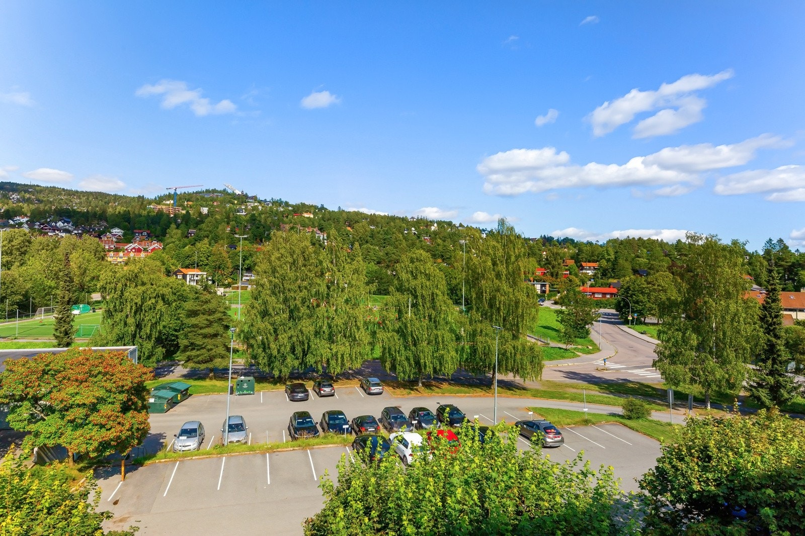 Det medfølger garasjeplass med el-lader. Borettslaget har også en stor gjesteparkering. Galleribilde