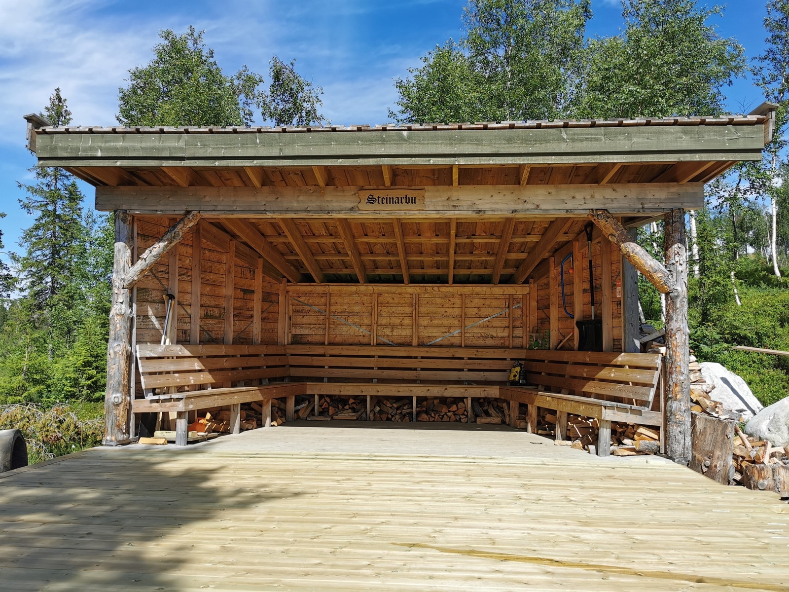 Skarrudåsen Vel sin egen gapahuk idyllisk beliggende nede ved vannkanten mot Killingtjern. Her finner man bålpanne, robåt, kano og bryggeanlegg, alt til fri benyttelse. Er virkelig flott samlingssted for kos og sosialt samvær. Galleribilde