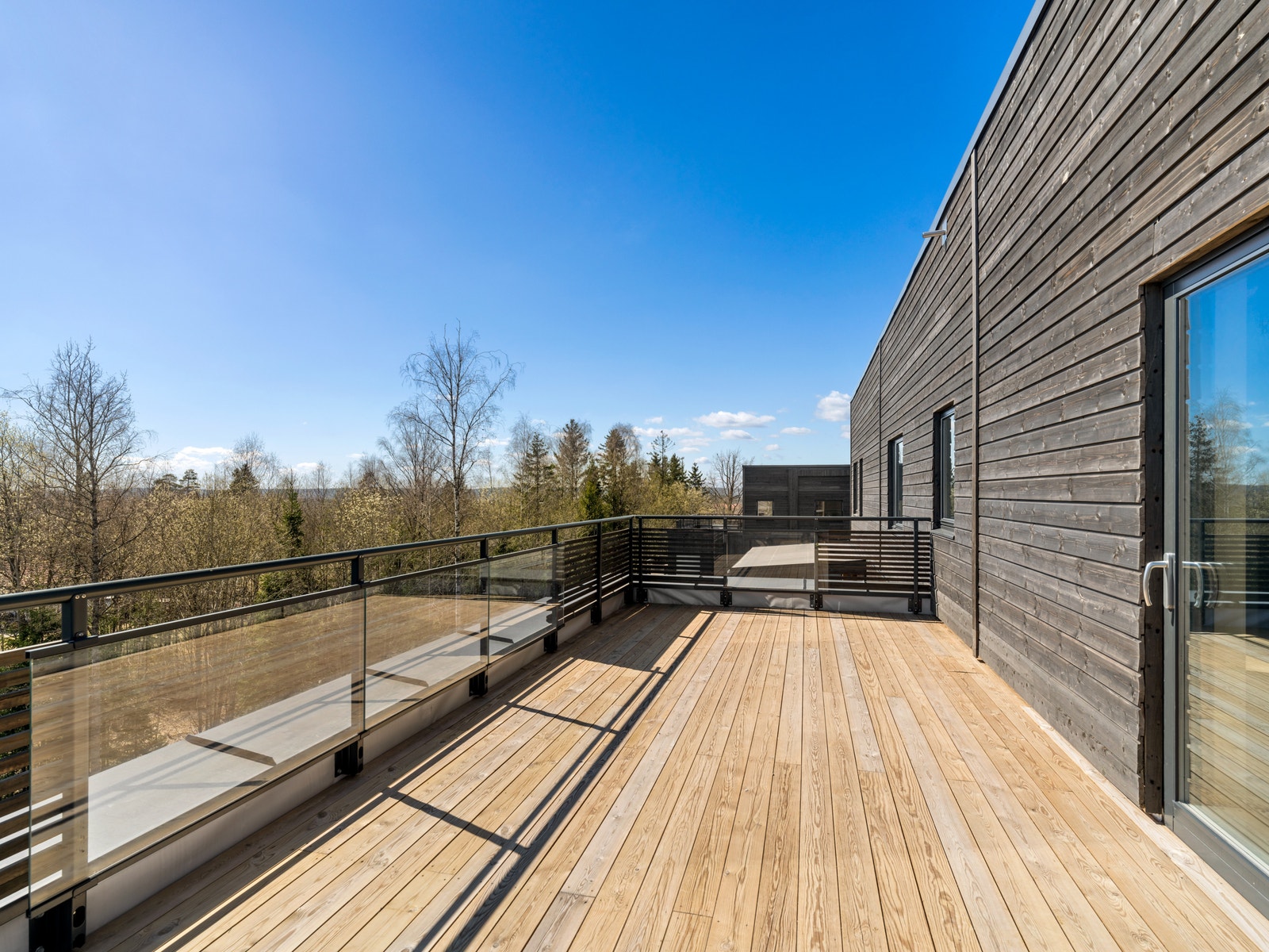 Stor og solrik takterrasse Galleribilde