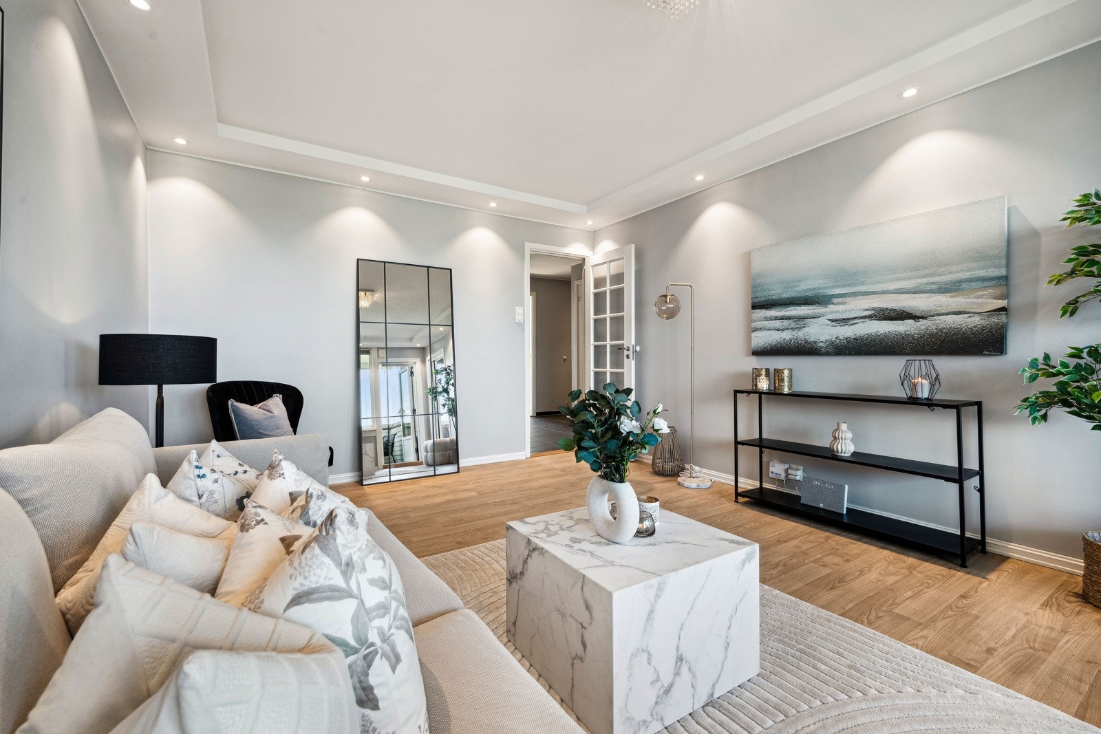 Leiligheten er lys og gjennomgående Galleribilde