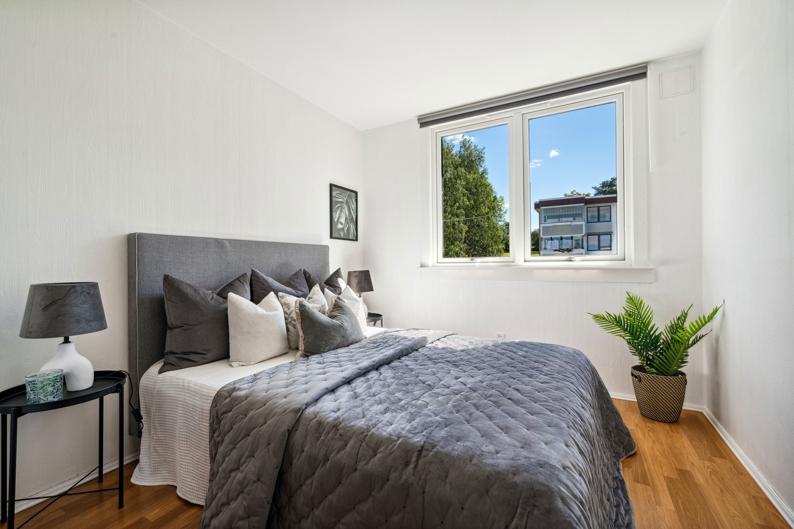 To gode lyse og romslige soverom som begge vender mot rolig fellesareal Galleribilde