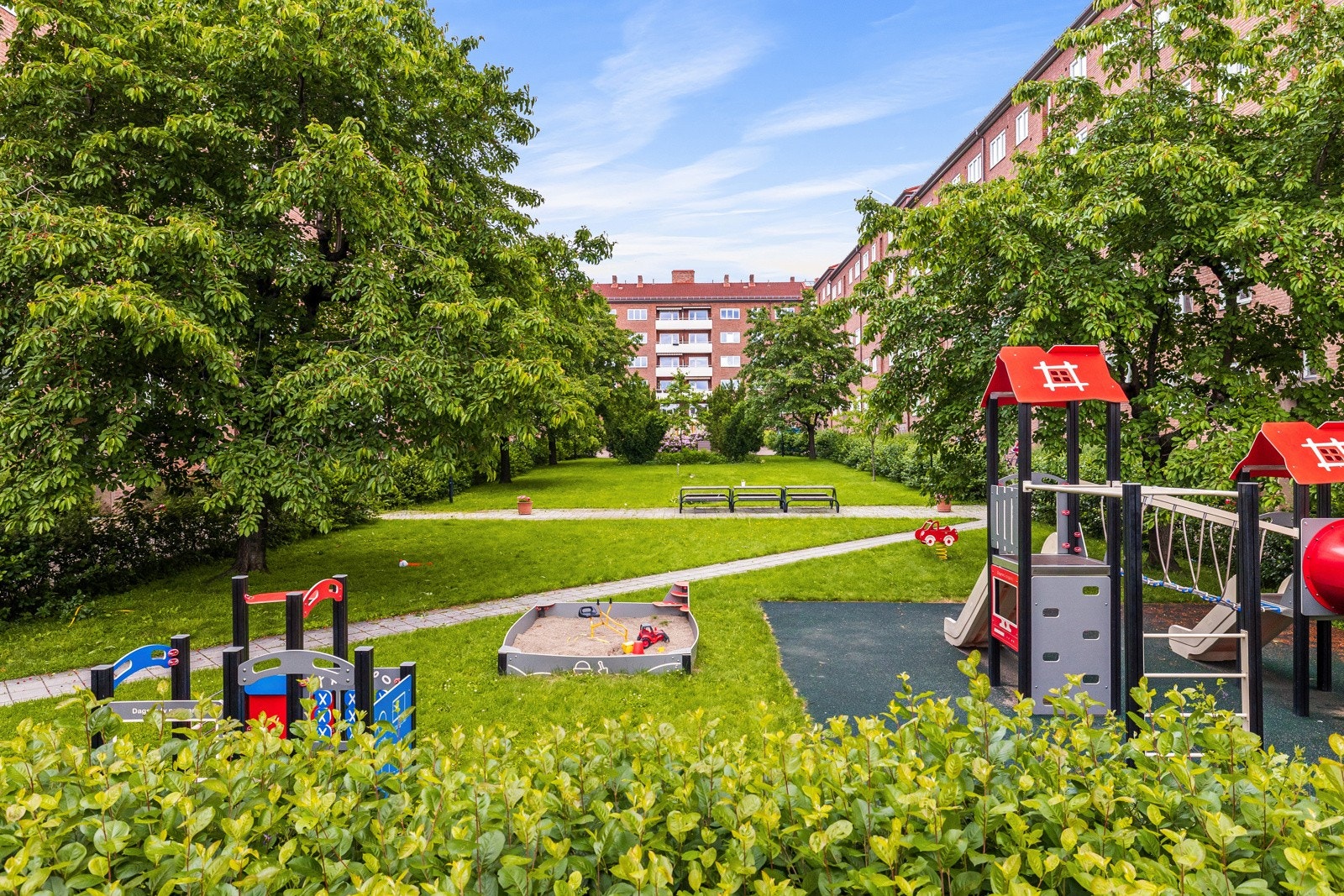 Borettslaget er kjent for sin idylliske og meget pent opparbeidede bakgård Galleribilde