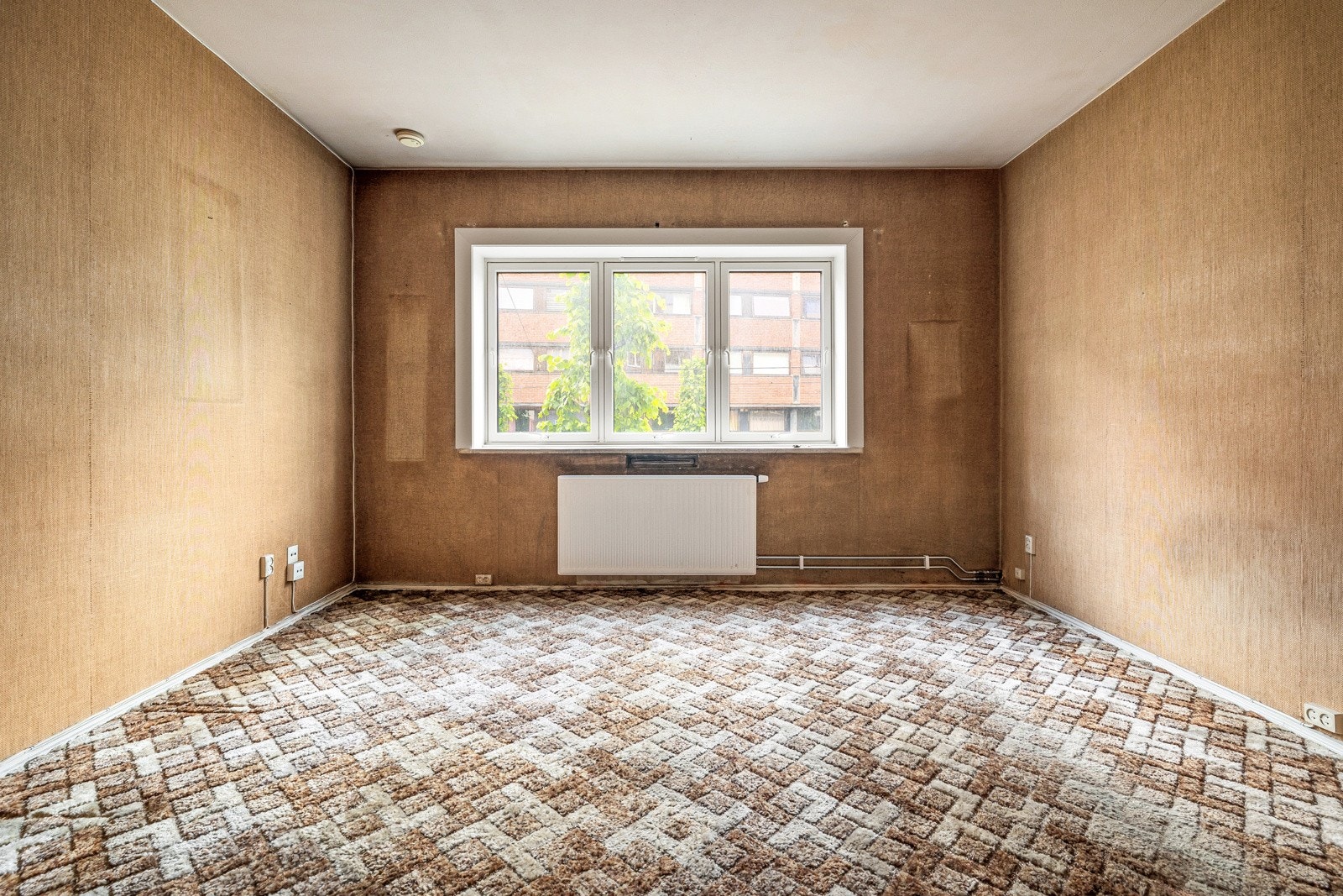 Romslig stue med gode vindusflater Galleribilde