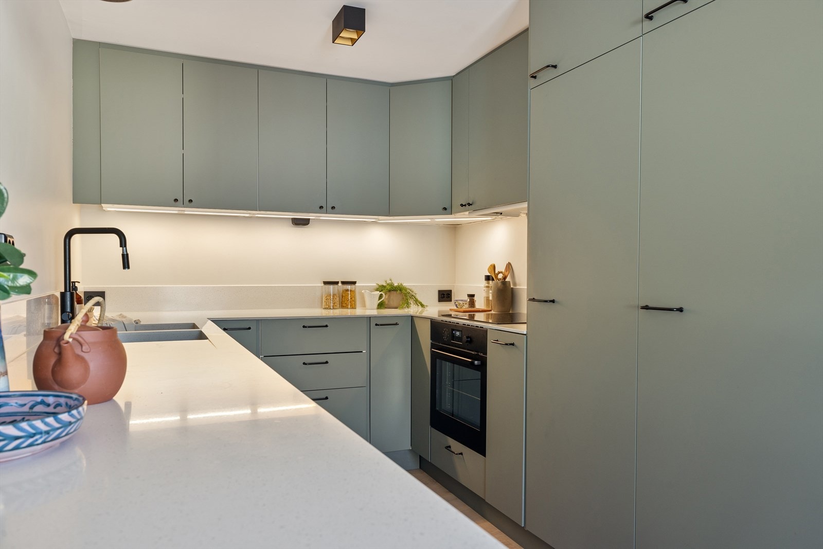 Delikate farge- og materialvalg og rikelig med lagringsplass i mange skuffer og skap. Galleribilde