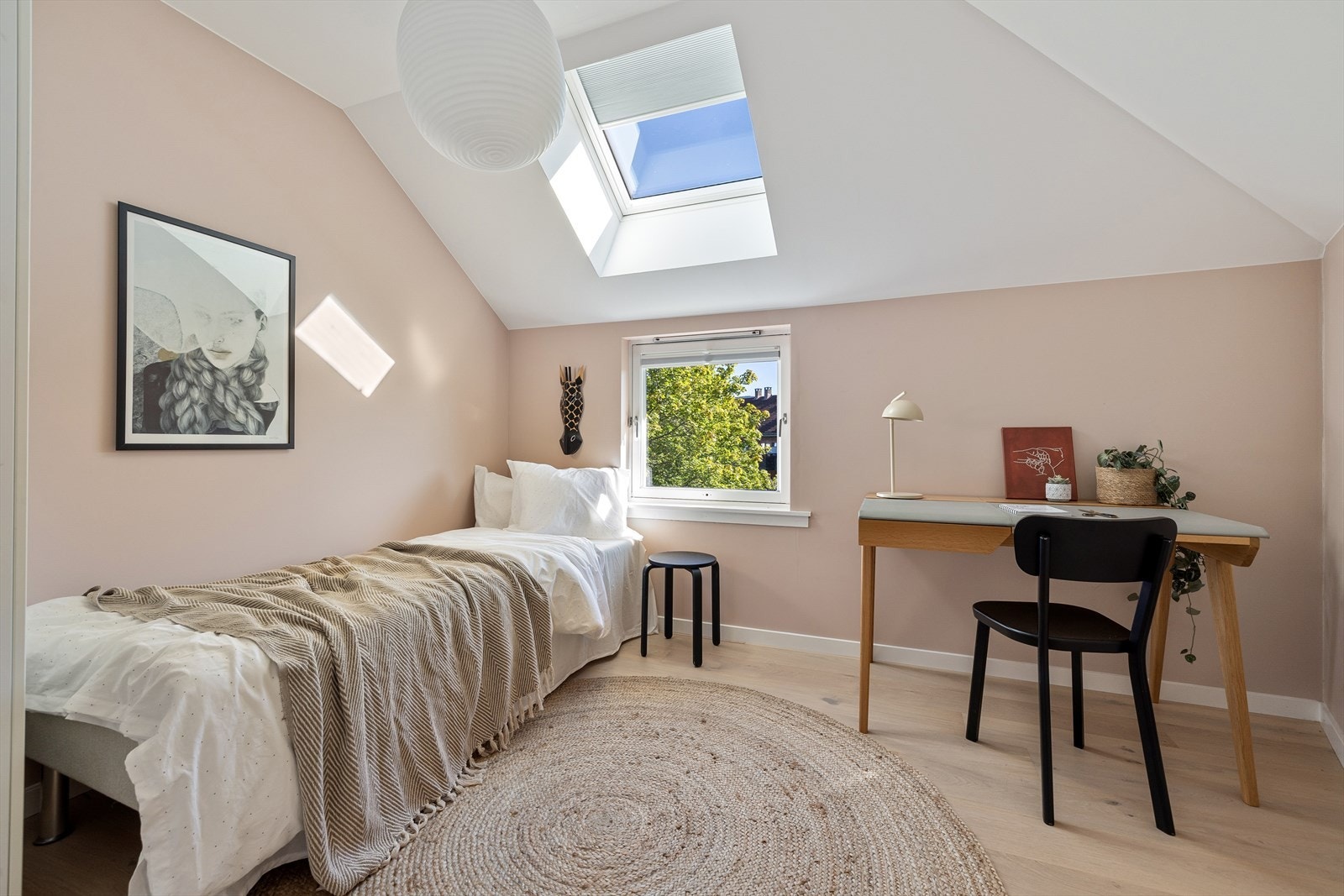 Rommene har også Velux takvinduer fra 2021 som gir godt med naturlig lys. Galleribilde