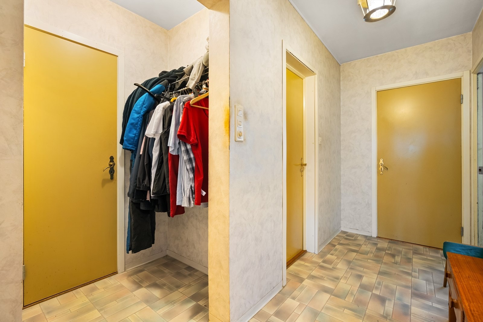 Velkommen inn! Det er plass til garderobeskap, skohylle eller knagger til å henge opp yttertøy. Ekstern bod målt til 3 m² ligger i kjeller. Galleribilde