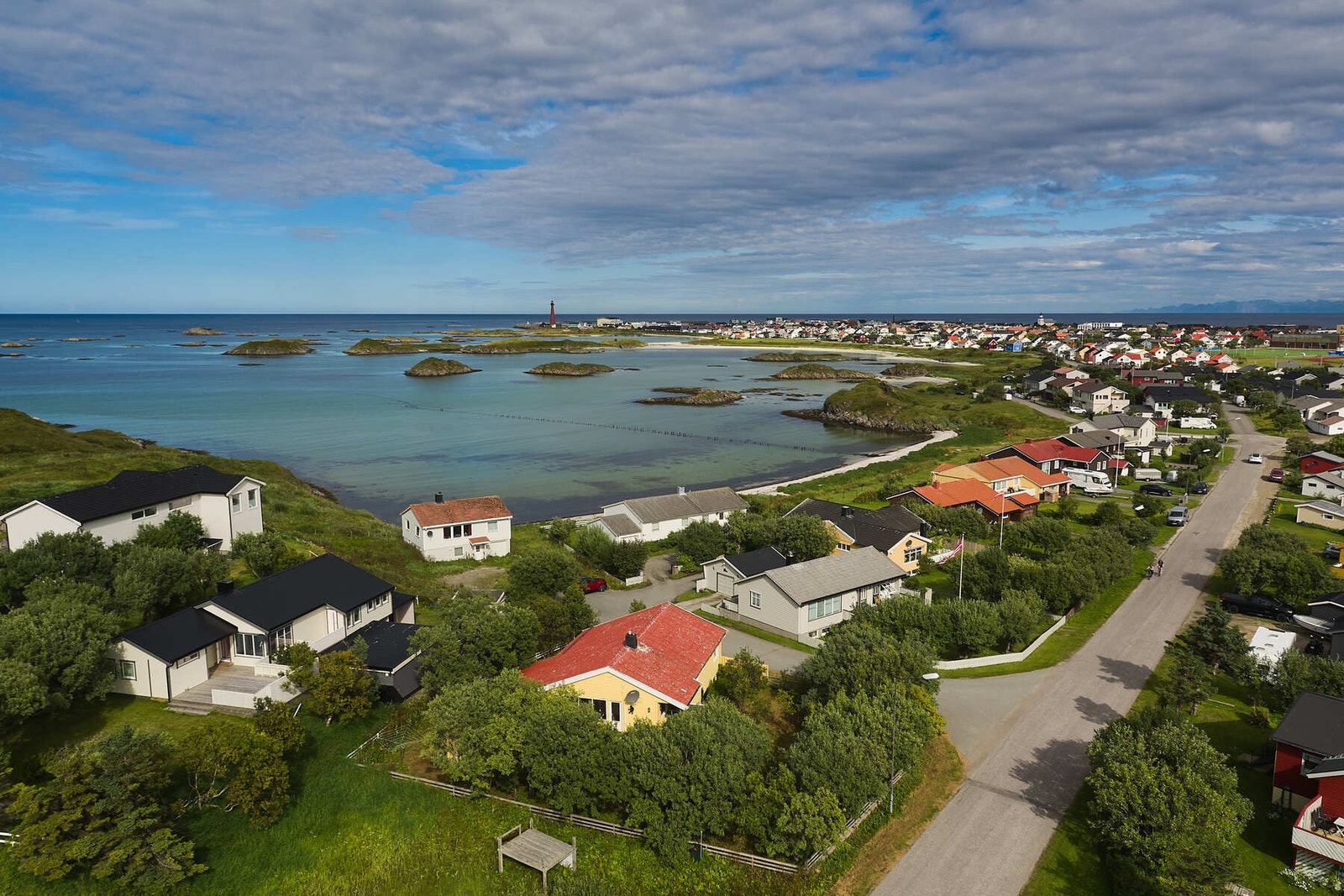 Eiendommen har en fin og sentrumsnær beliggenhet med gangavstand til skole, barnehage og sentrum. Galleribilde