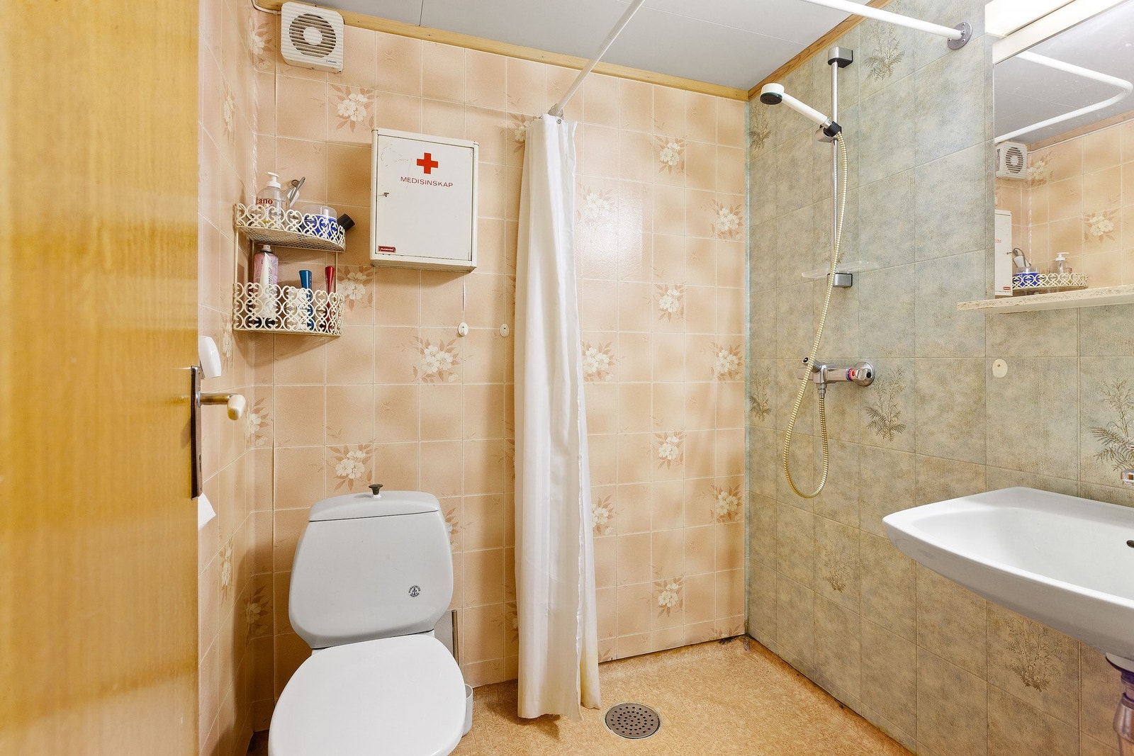 Badet i kjeller med servant, dusj og toalett. Varme i gulv. Galleribilde