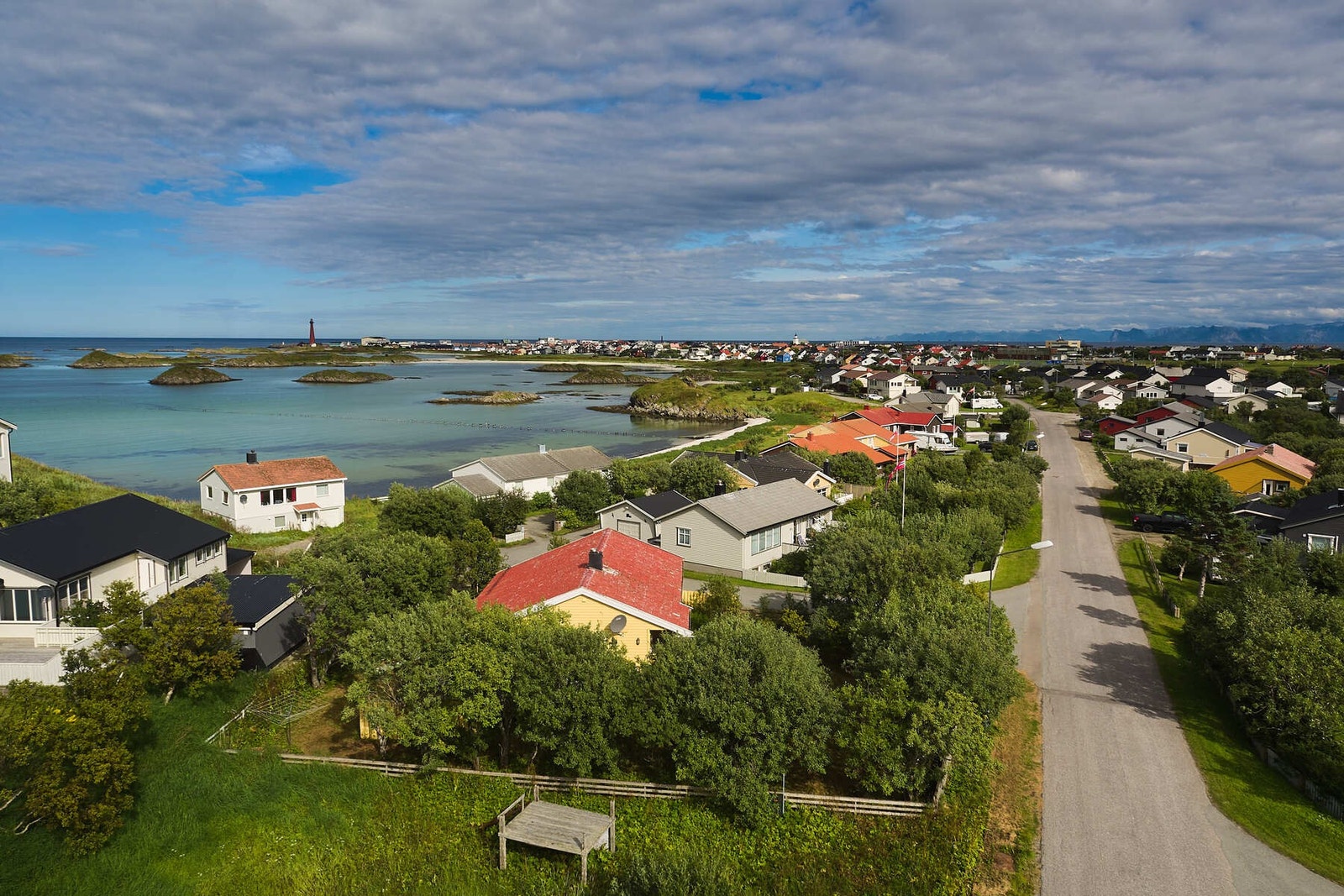 Tomten er innrammet med gjerde. Galleribilde