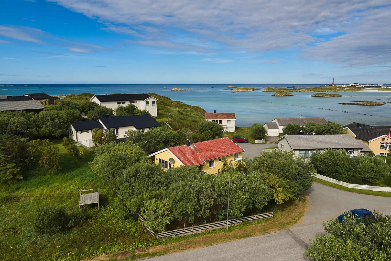 Tomten er innrammet med gjerde. Galleribilde