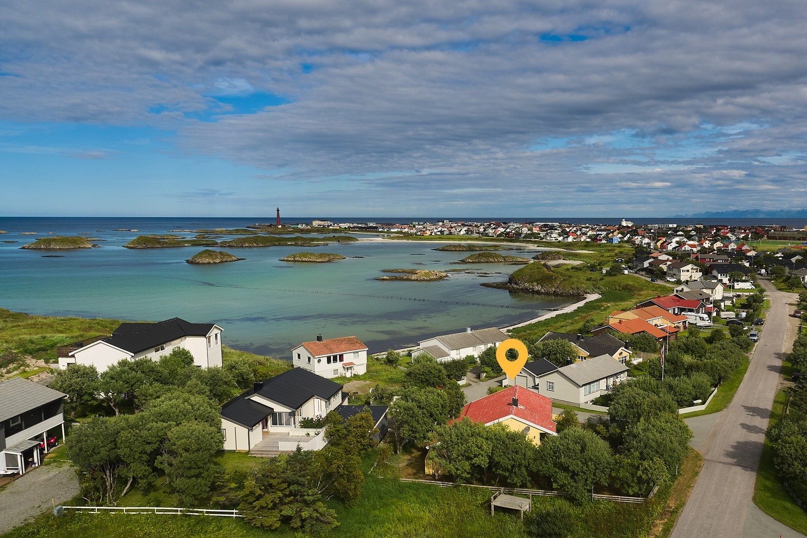Eiendommen er beliggende i Strandgata i et etablert og rolig boligområde.
Velkommen til Strandgata 94 A! Galleribilde