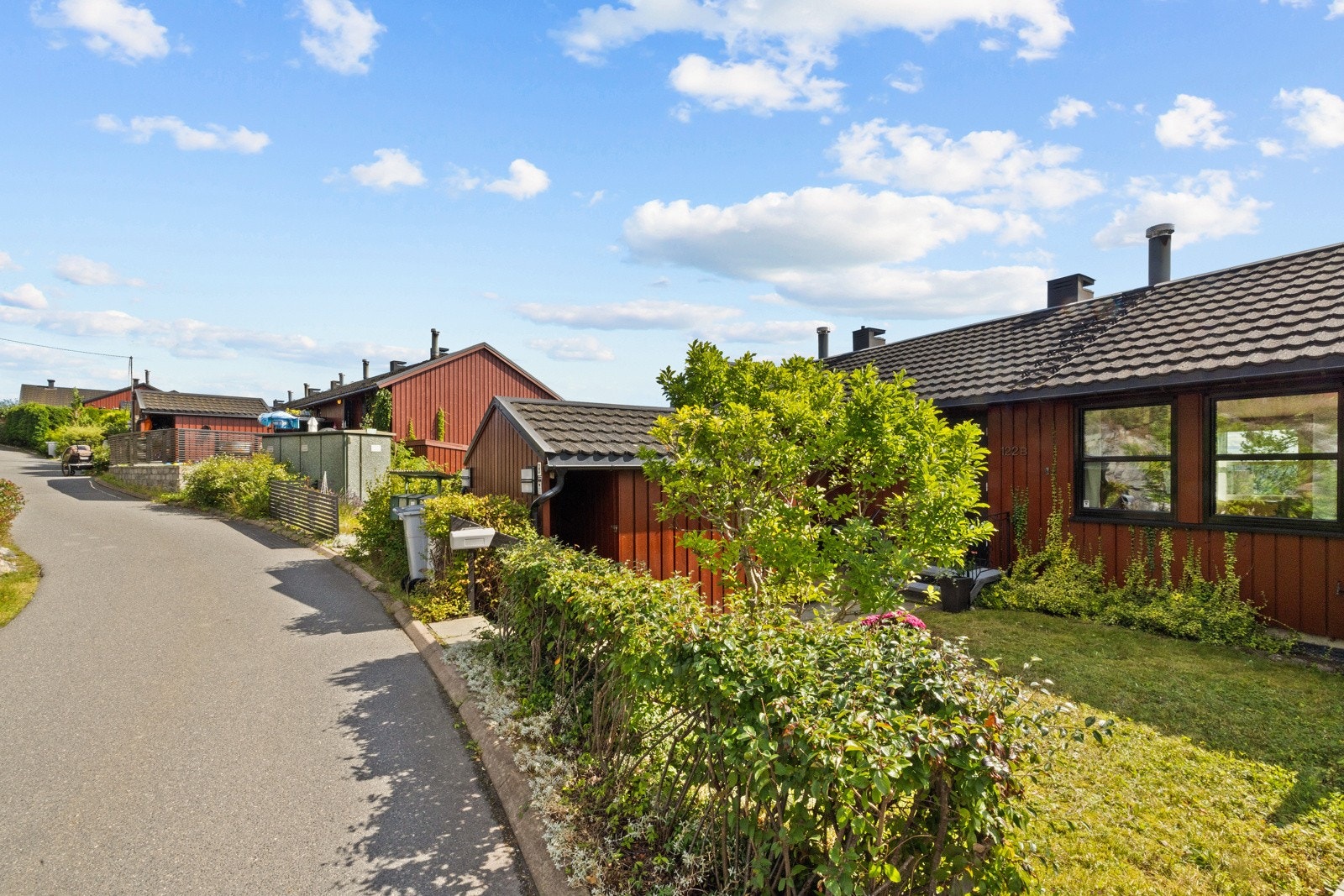 Området er grønt og frodig - her er det hyggelig å bo! Galleribilde