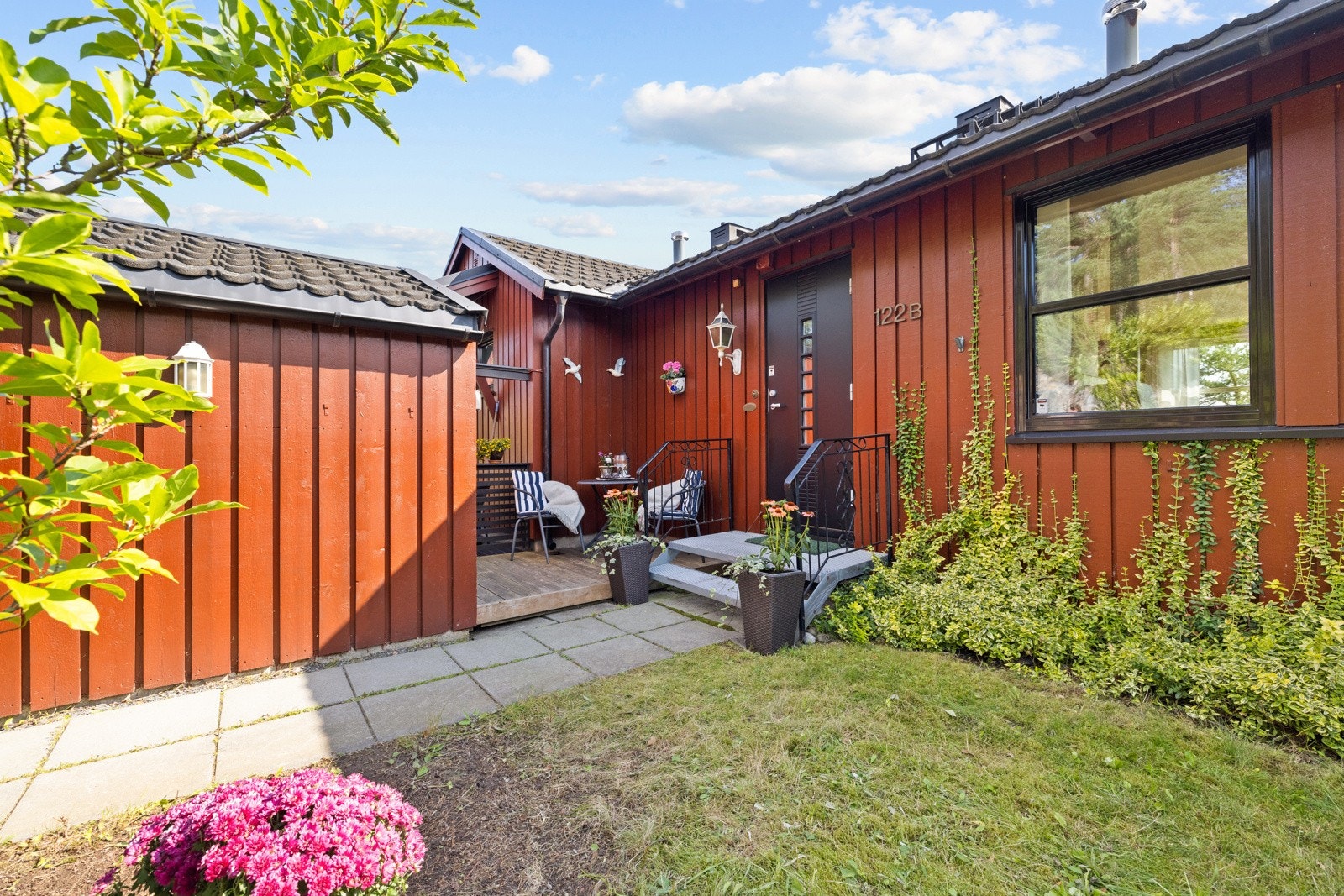 Hyggelig uteplass ved inngangspartiet - Velkommen til visning! Galleribilde