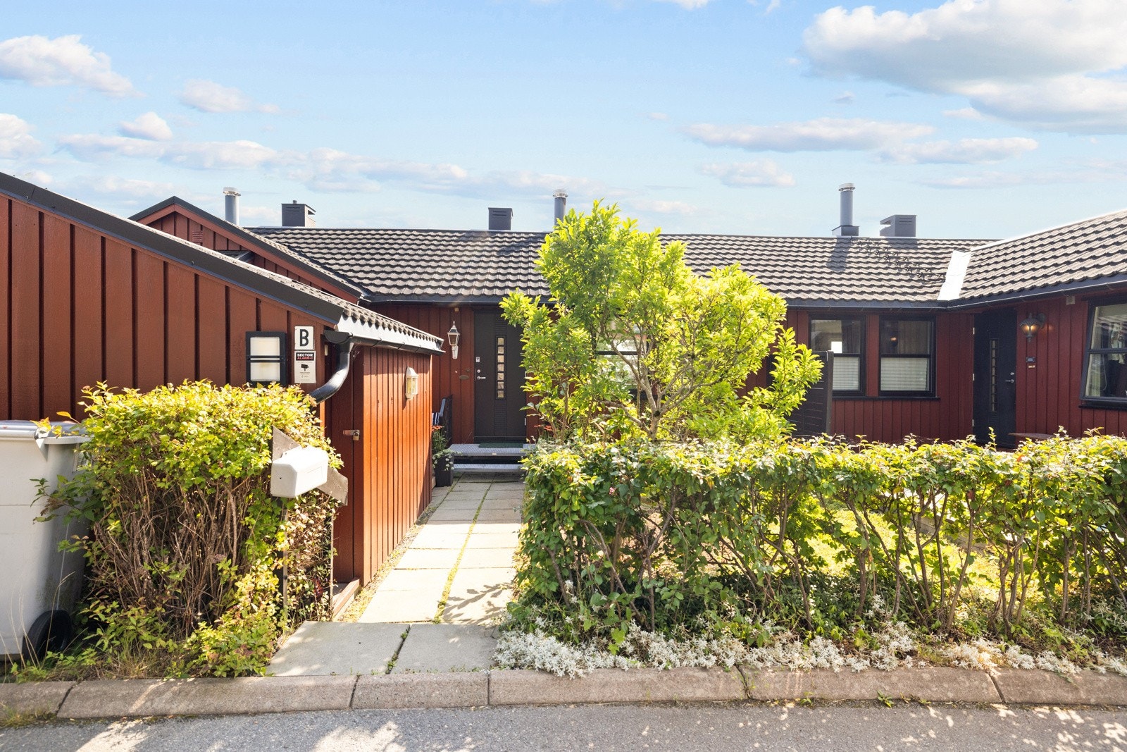 Boligen har en meget pent opparbeidet tomt Galleribilde