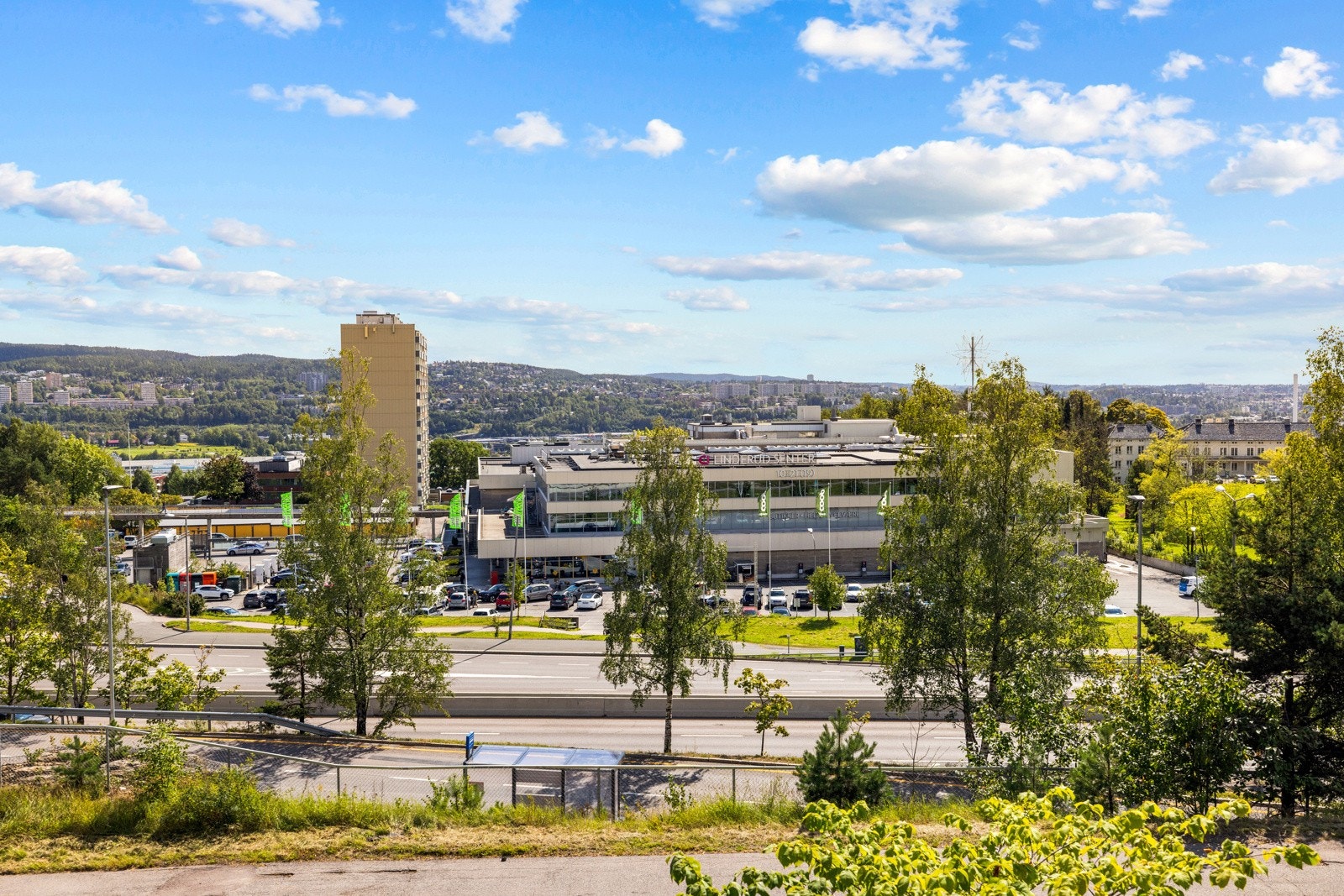 Kort vei til Linderud senter med et godt utvalg av butikker Galleribilde