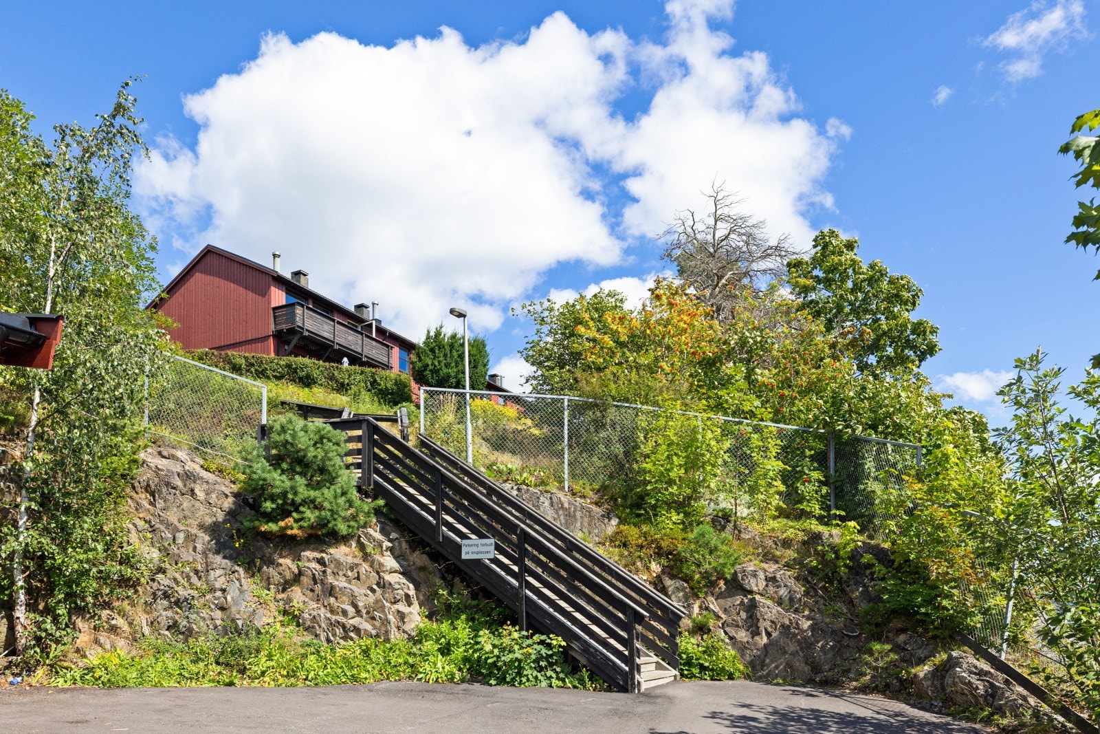 Borettslaget ligger sentralt til, kort vei til det meste samt marka med flotte turmuligheter året rundt Galleribilde