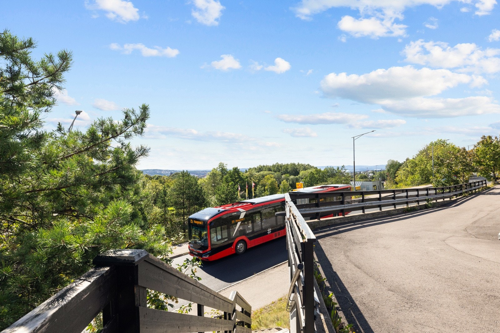 Boligen ligger i kort distanse fra bussholdeplassen samt Linderud senter Galleribilde