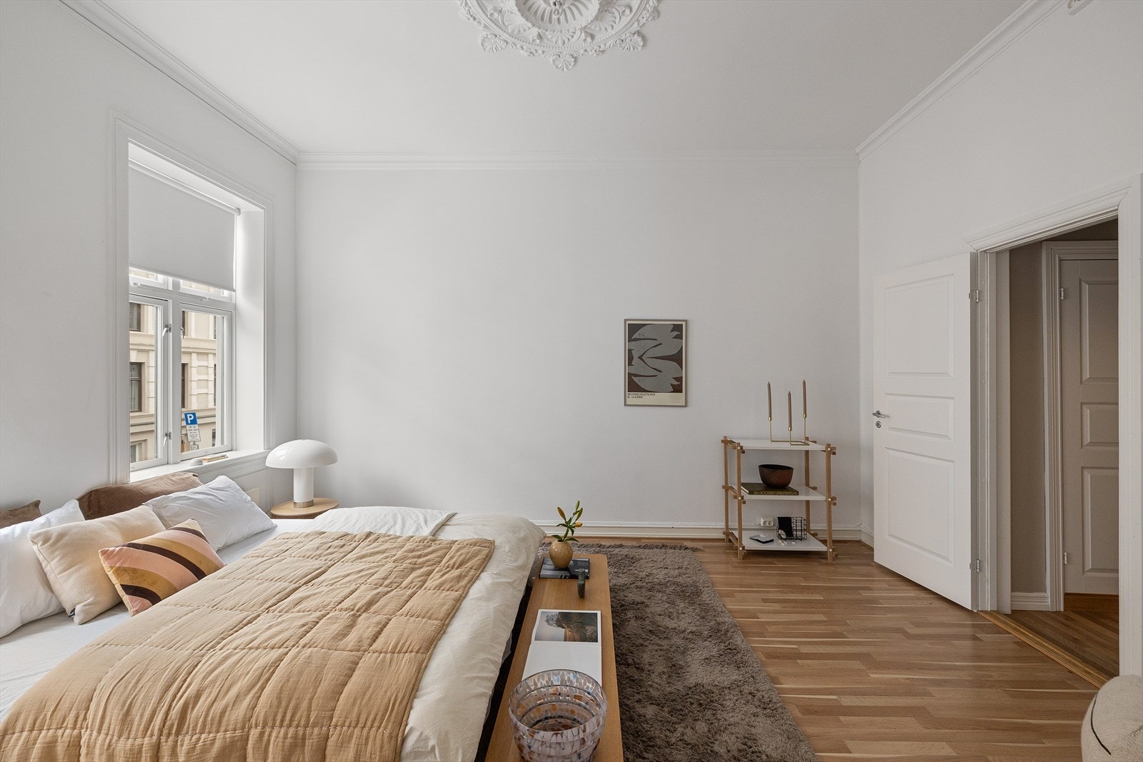 Hovedsoverommet er romslig med god plass til dobbeltseng og nattbord. Galleribilde