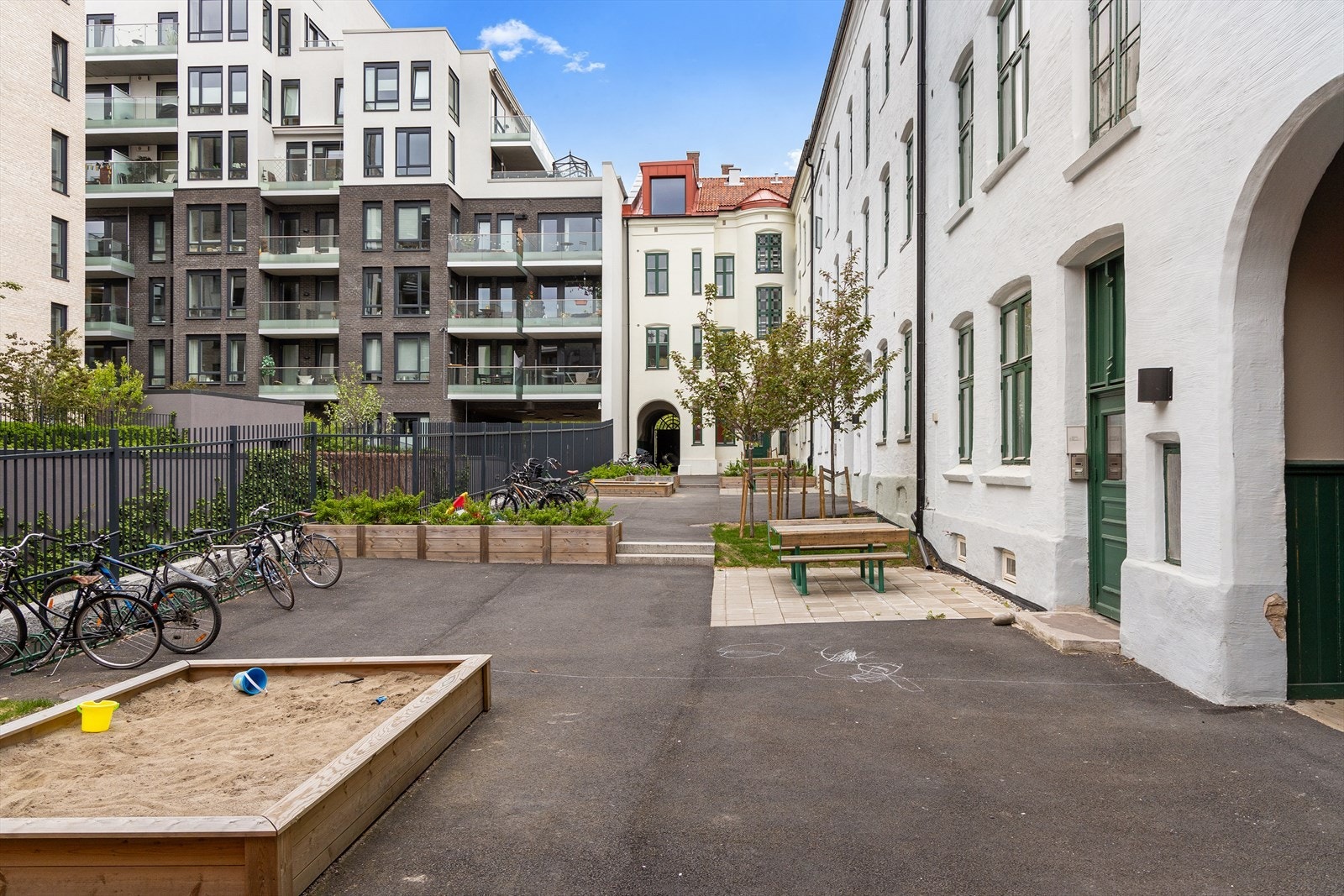 Flott bakgård med sittegrupper og sykkelparkering Galleribilde