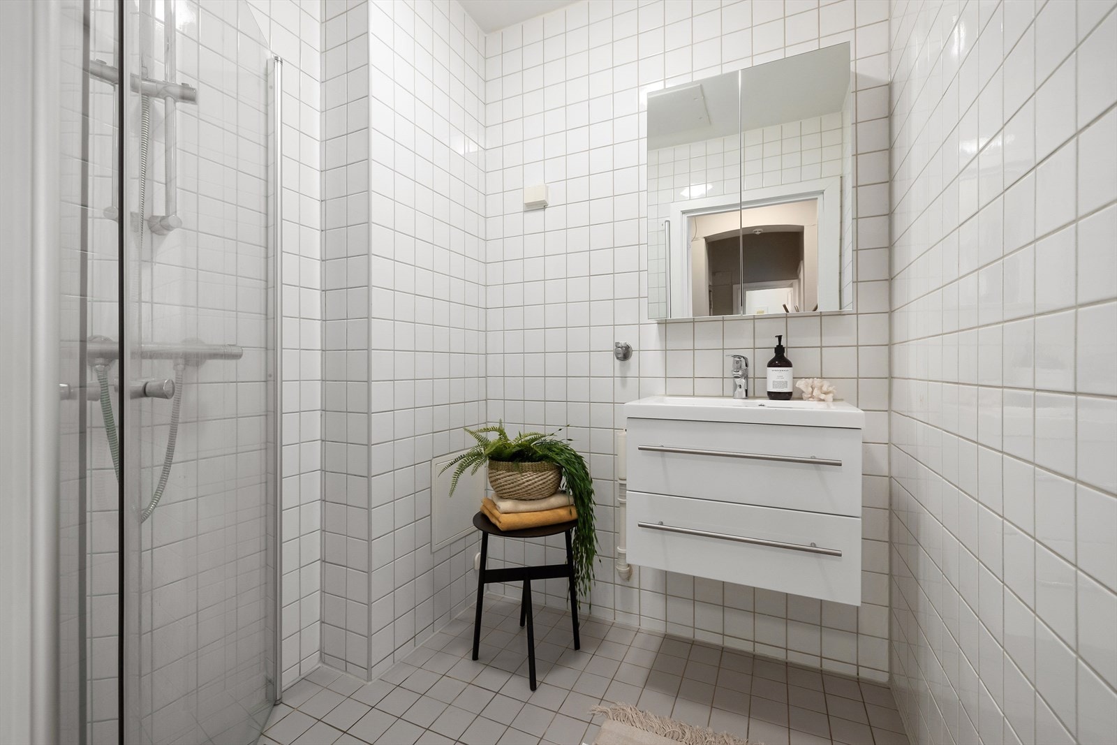 Romslig flislagt bad med elektriske varmekabler Galleribilde