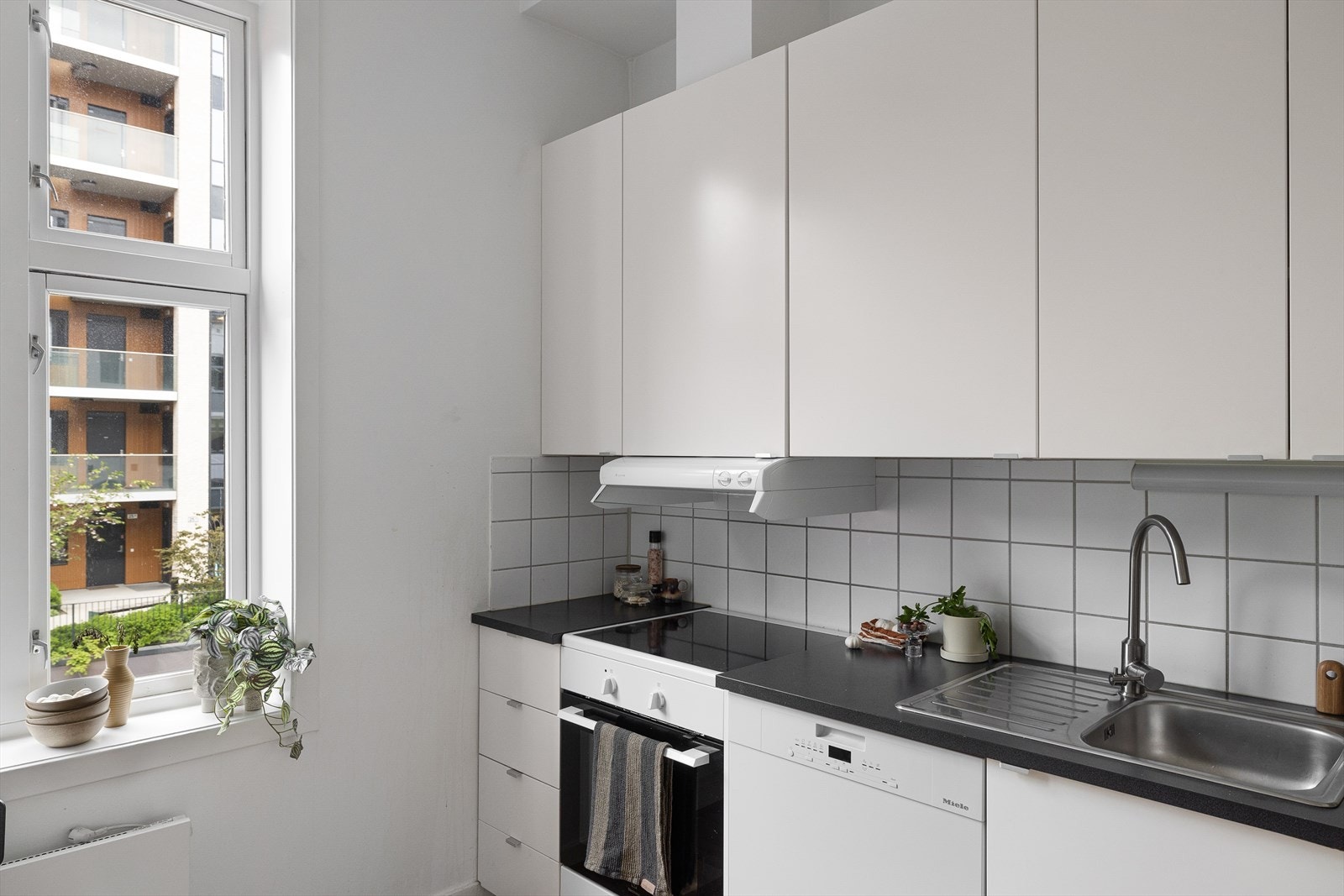 Her er det plass til en liten spisegruppe, samt bra med benkeplass og gode oppbevaringsmuligheter i over- og underskap Galleribilde