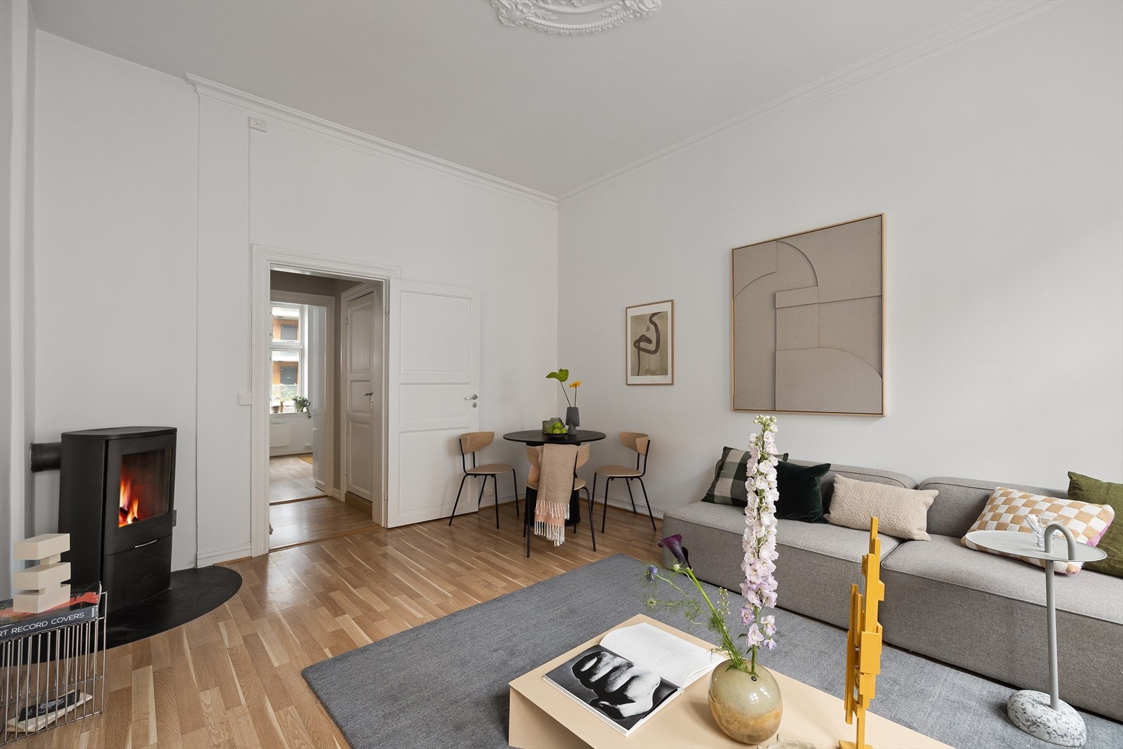 Sentralt i stuen er det plassert en hyggelig peisovn som gir godt med varme og hyggelige stunder på de kaldere dagene Galleribilde