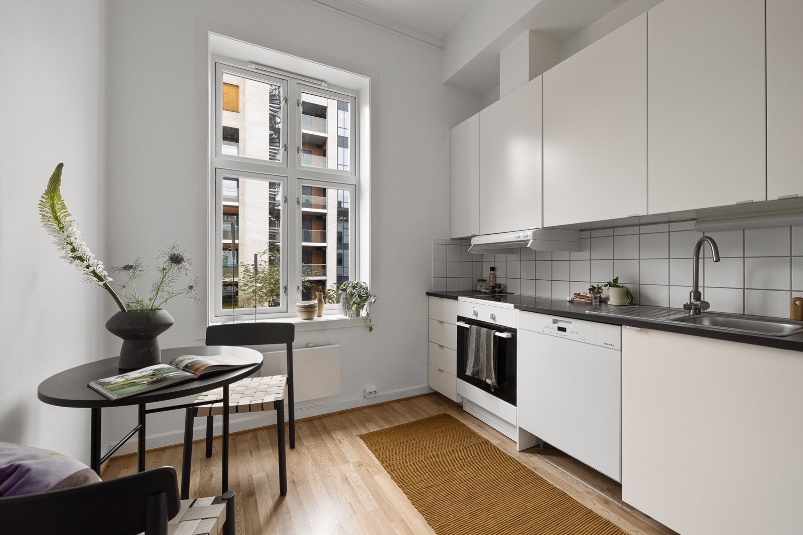 Separat kjøkken med innredning med glatte fronter Galleribilde