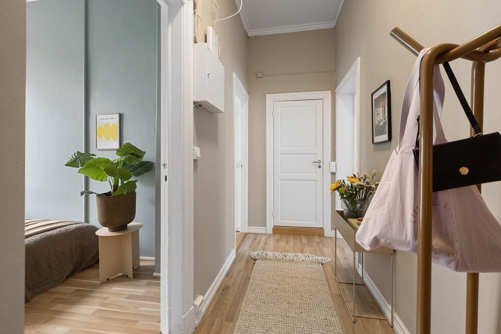 Videre har soverom 2 adkomst fra entré/gang Galleribilde