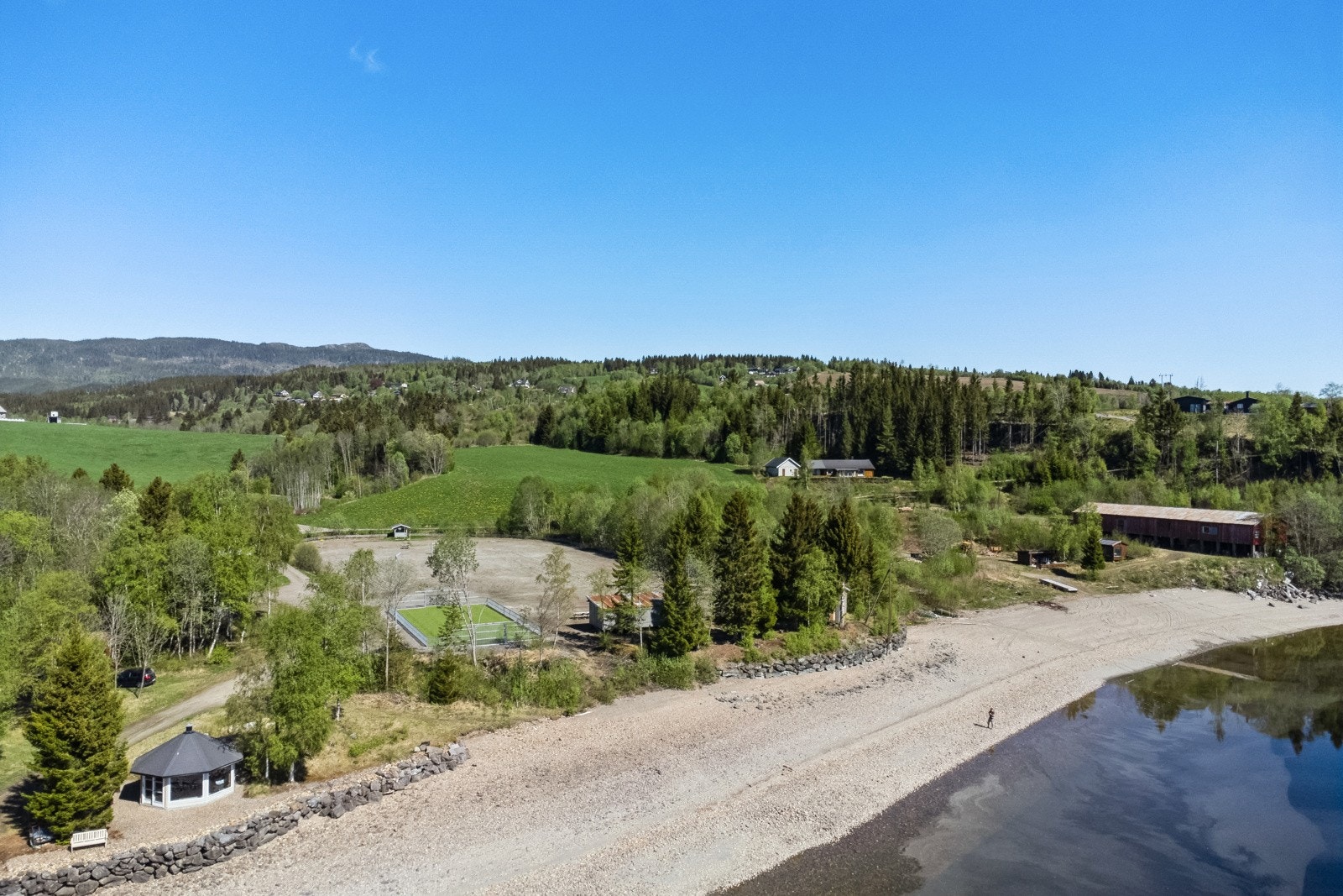 Like ved eiendommen er det et flott fellesområde med badestrand, idrettsanlegg med volleyballbane, ballbinge etc. Galleribilde