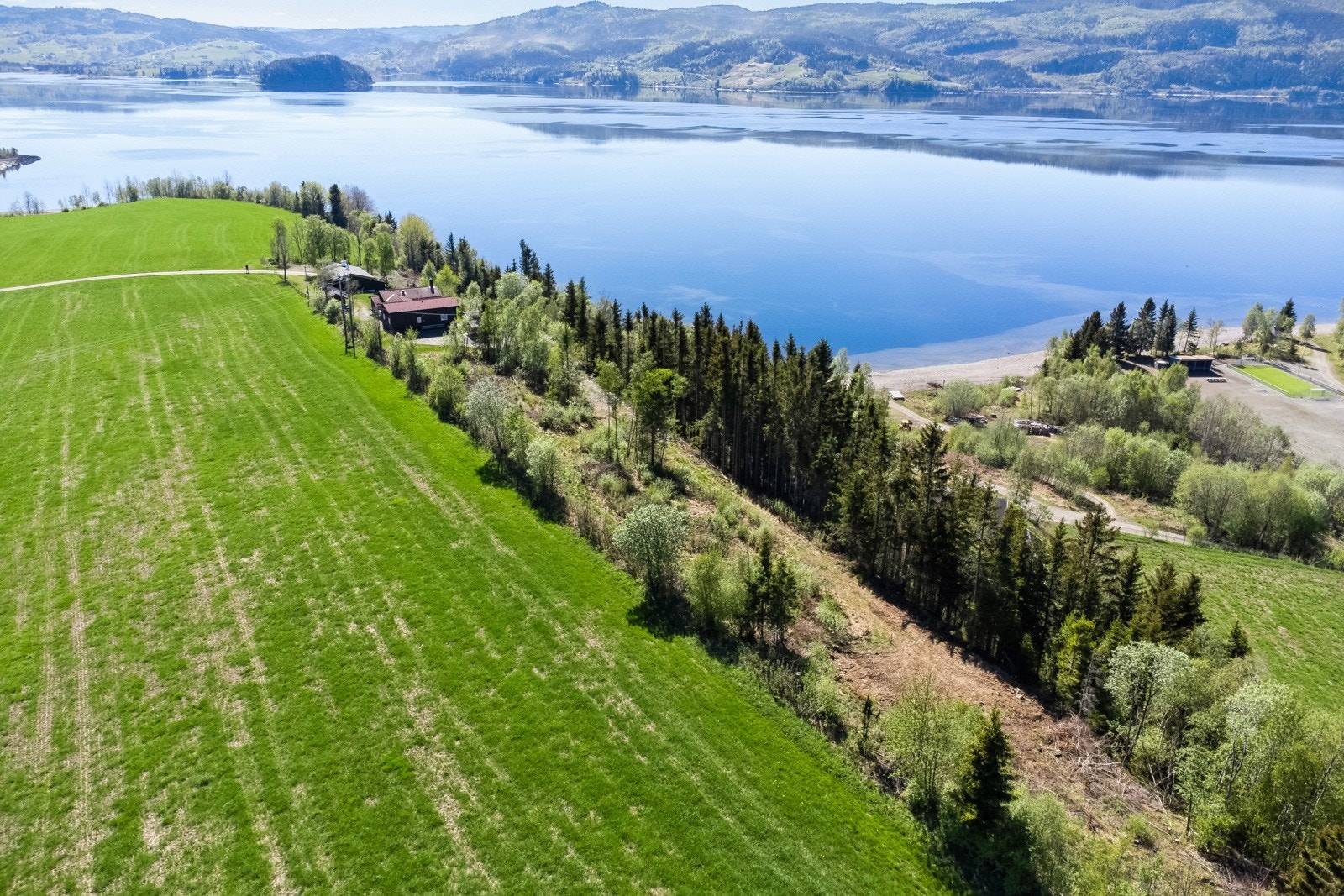 Kort vei fra eiendommen er det fantastiske langrennsløyper som henger sammen med løypenettet på Selbuskogen skisenter. Her kan du gå på ski rett fra hytta og nyte korte eller lange turer i fint og variert terreng. Galleribilde
