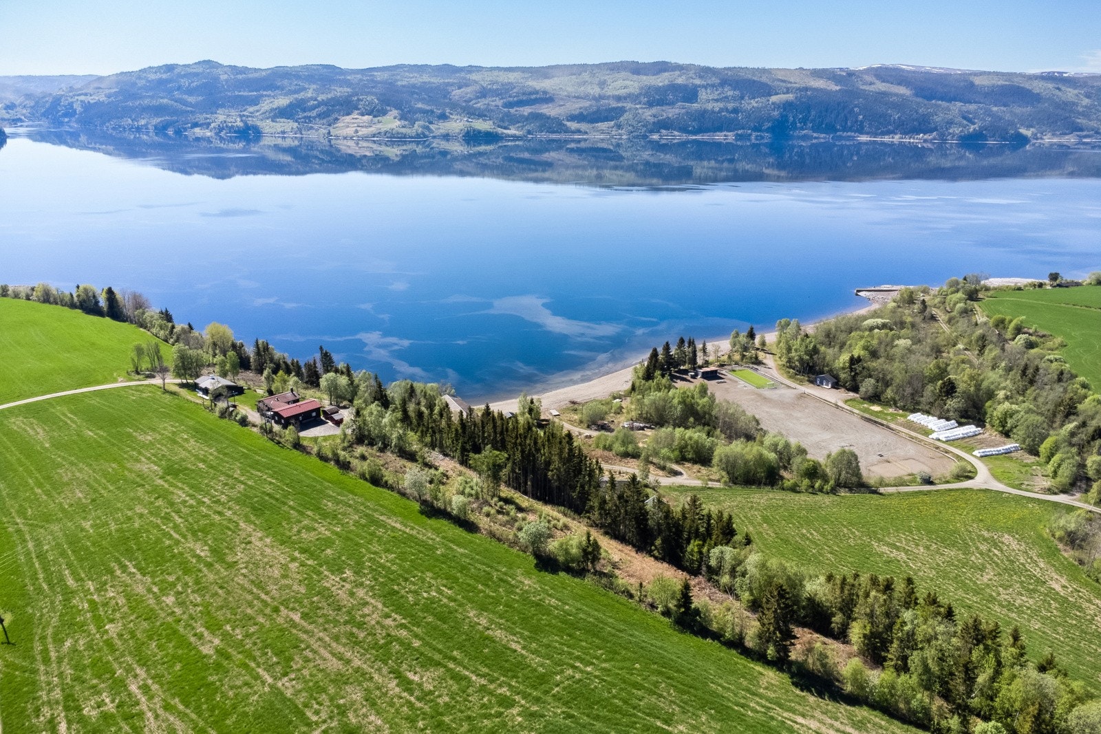 Tomtene vil ha strøm, offentlig vann/avløpsløsning og bilvei helt frem til tomta. Galleribilde