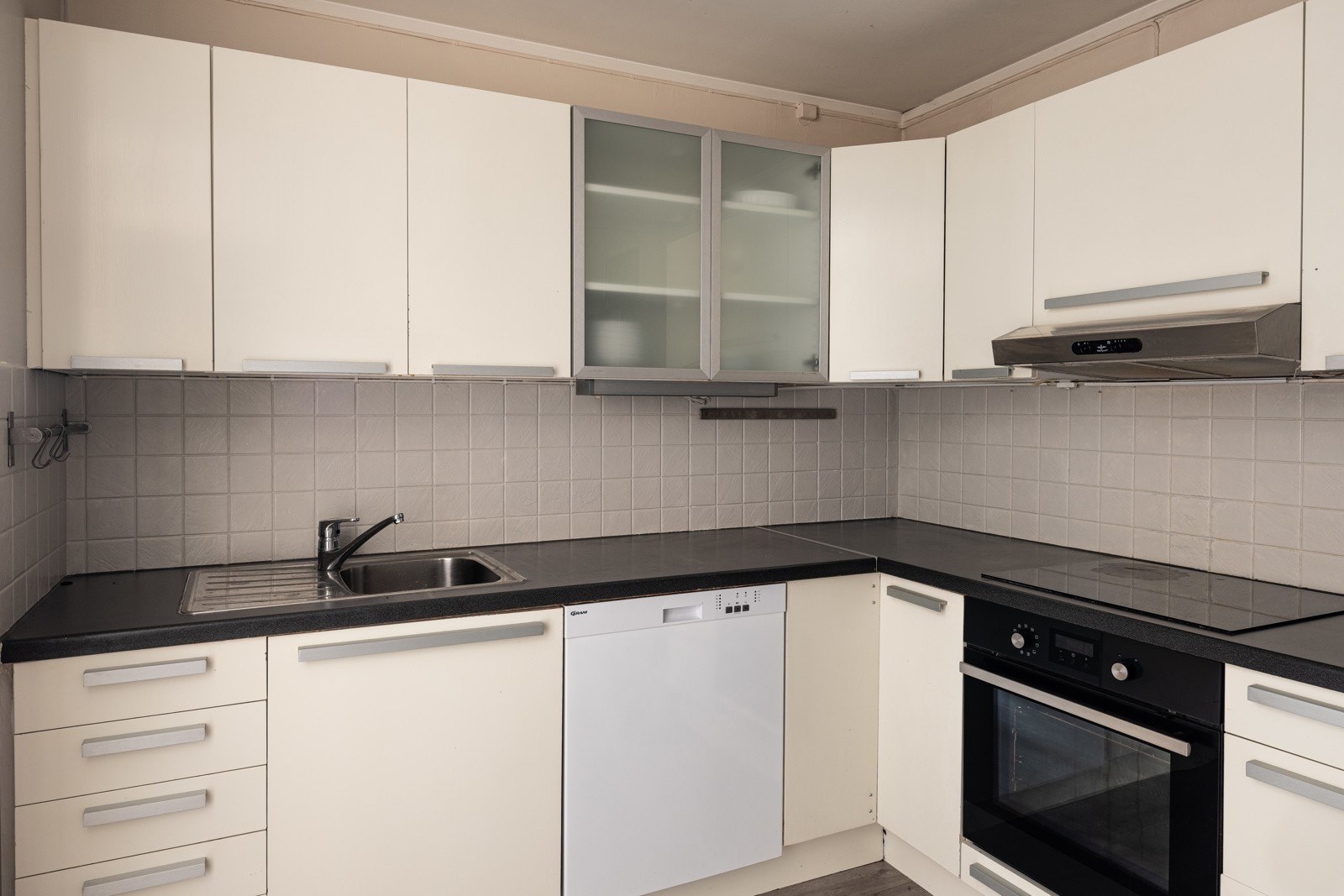 Leiligheten er tidligere utleid for 12 000,- pr. mnd. i følge selger. Galleribilde