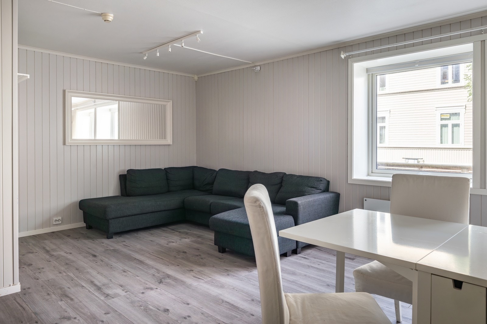 Stuen er på 21 m². Ytterdør og vinduer ble byttet i 2021. Galleribilde