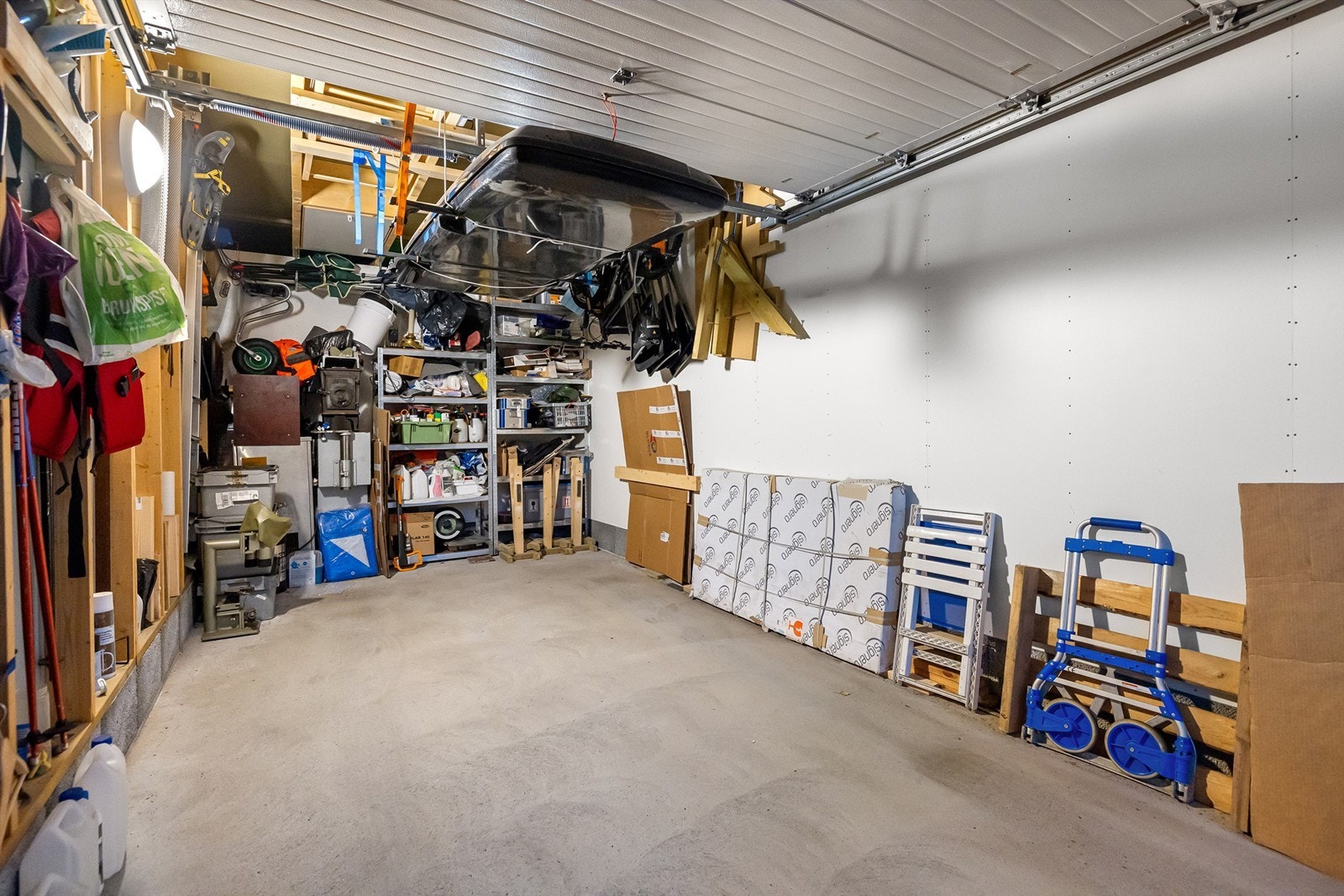 Boligen disponerer en garasjeplass i garasjerekke som ligger ca. 130 meter fra boligen Galleribilde