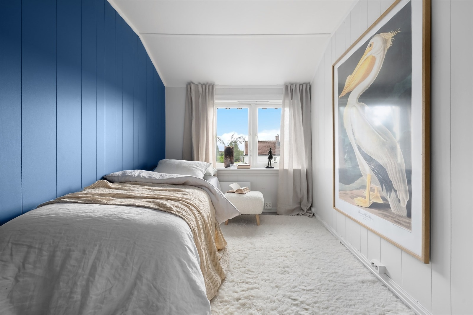 Her er det god plass til seng, nattbord og klesskap Galleribilde