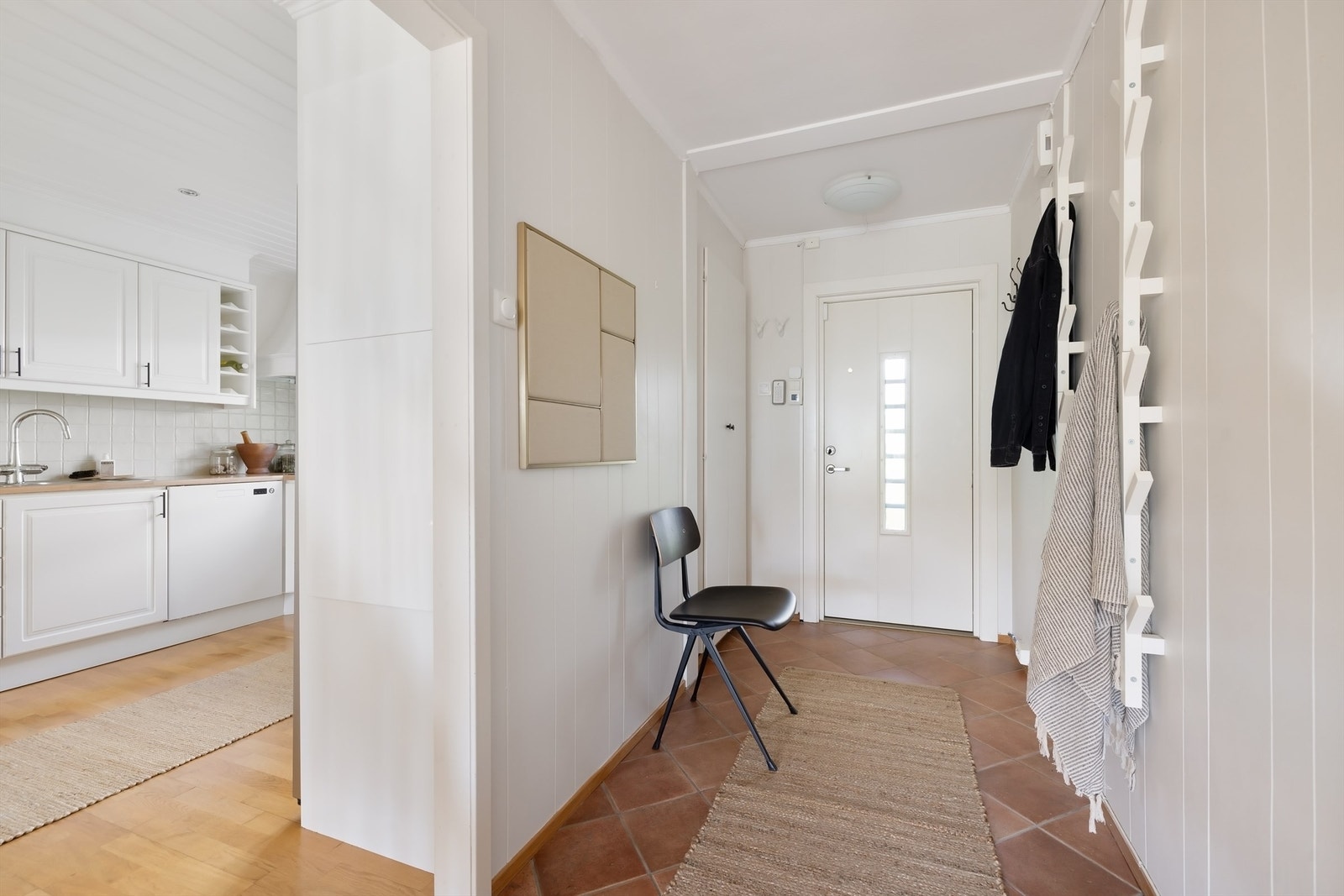 Velkommen inn! Boligens entré er lys og innbydende og gir et meget godt førsteinntrykk av boligen Galleribilde
